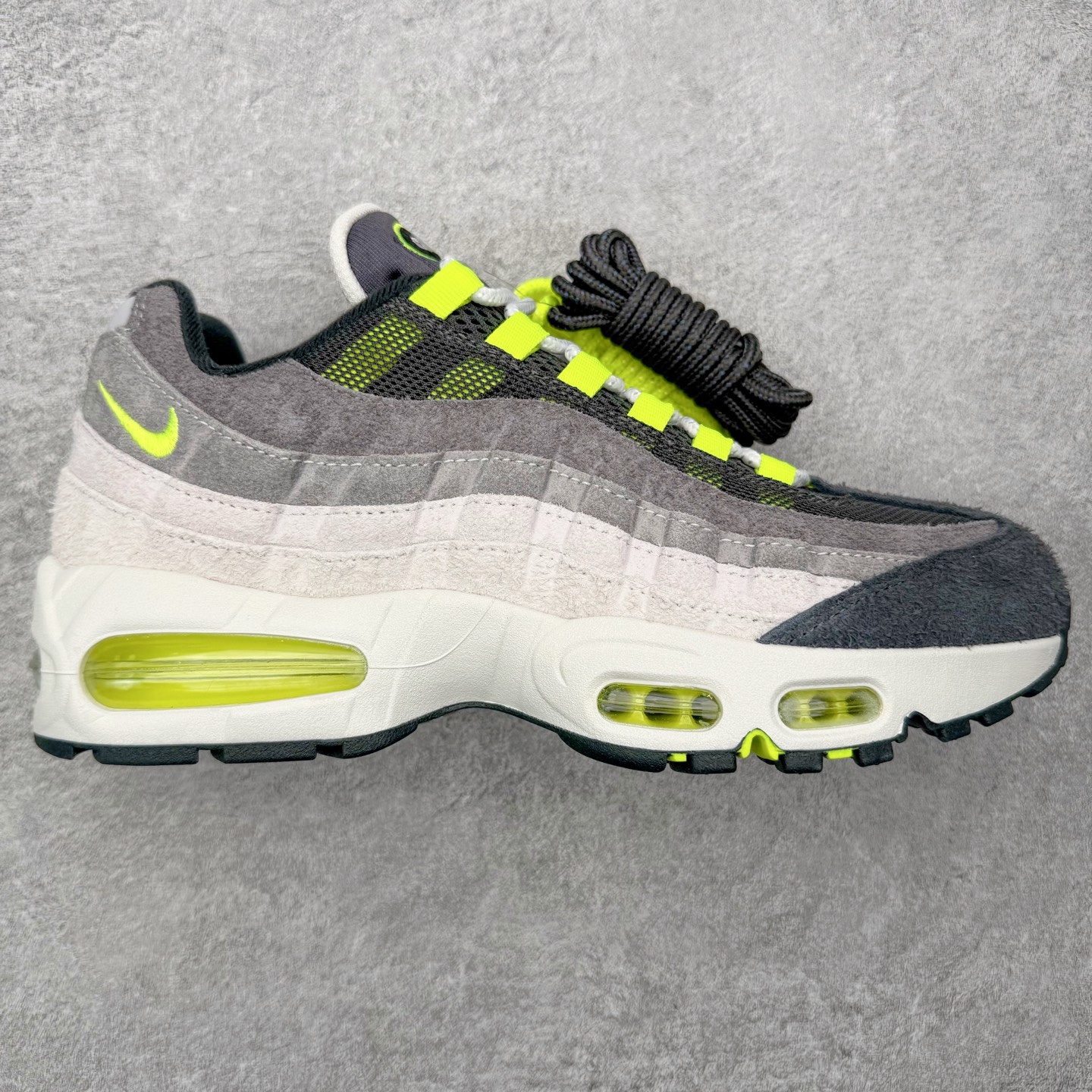 ＃KZ神版 NK Air Max 95 OG 舒适百搭耐磨低帮气垫休闲跑步鞋 黑灰绿 HM4738-001 亲自操刀耗时半年开发 重金购买全套印尼原厂纸板楦头开发 2025官方主推系列 致敬诞生30周年的传奇鞋型 Air Max 95 系列再度重磅复刻归来 以全新配色续写光辉历史 更以现代手法重塑经典 将复古风格与前沿科技完美融合 一比一鞋头弧度高度鞋身弧度 东莞原厂模具大底 一码一模 原厂高韧性Tpu 独家供应45.5 48.5 原厂特供同批次皮料与Zp零色差 原厂特供内外标均可过绿X扫描认证 独家原装Big Bubble气垫 气垫体积更大 提供更强的缓震性能和回弹性 进口玻璃冲刀皮料裁剪零毛边 电脑针车工艺 鞋面不留荧光细节 平台可冲 超高鞋面清洁度 最高QC检验标准 控制溢胶瑕疵 每一双都是工艺品 实拍调校N版已经零色差零失真 百分百还原实物色彩所见即所得 不存在货不对板色差等低级问题 选购参考实物拍摄 不混卖不参货 只用心做好货严格选品 承诺混一赔十 尺码：35.5 36 36.5 37.5 38 38.5 39 40 40.5 41 42 42.5 43 44 44.5 45 45.5 46 47.5 48.5-选品中心