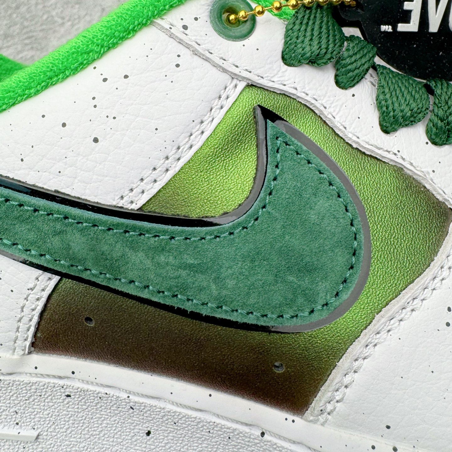 图片[17]-＃S2纯原 Doaf x NK AIR Force 1 Low 空军一号联名 俄勒冈白绿鸭 IU7613-100 原厂皮料加持 全套官方原配件 防尘布袋 全鞋电脑针车 工整有序 视觉效果满分 原厂拉帮手法 标准四线 密度针距针孔大小控制到位 原装反口里网布海绵 正确卡色网眼大小 新版鞋撑改用纸团代替 原厂港宝加持完美还原灵魂版型 从里到外百分百还原 内置Sole气垫 中底白色背胶 已经无限的接近公司 原厂楦头 原厂刺绣 后跟弧度完美 独家私模最大开发到48.5 尺码：35.5 36 36.5 37.5 38 38.5 39 40 40.5 41 42 42.5 43 44 44.5 45 46 47.5 48.5-选品中心