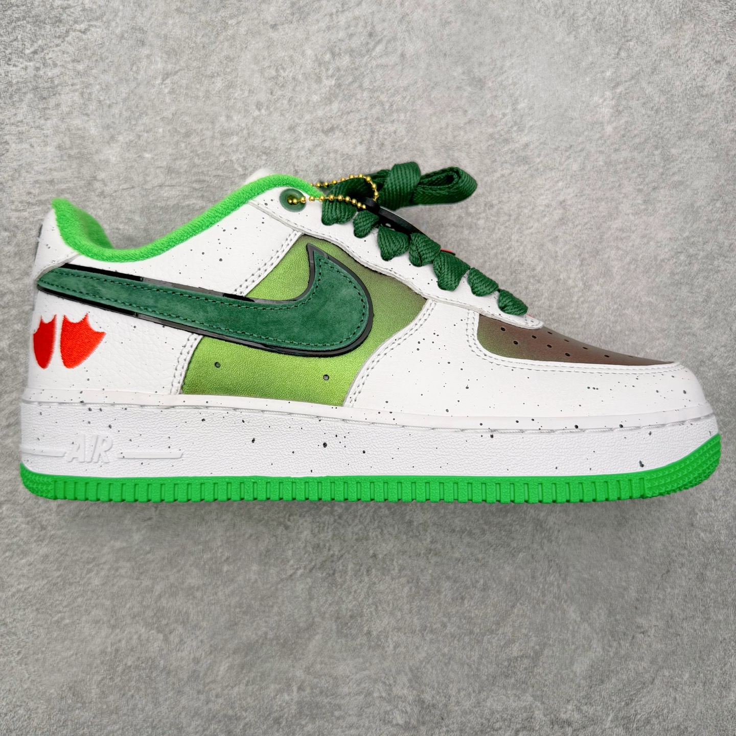 ＃S2纯原 Doaf x NK AIR Force 1 Low 空军一号联名 俄勒冈白绿鸭 IU7613-100 原厂皮料加持 全套官方原配件 防尘布袋 全鞋电脑针车 工整有序 视觉效果满分 原厂拉帮手法 标准四线 密度针距针孔大小控制到位 原装反口里网布海绵 正确卡色网眼大小 新版鞋撑改用纸团代替 原厂港宝加持完美还原灵魂版型 从里到外百分百还原 内置Sole气垫 中底白色背胶 已经无限的接近公司 原厂楦头 原厂刺绣 后跟弧度完美 独家私模最大开发到48.5 尺码：35.5 36 36.5 37.5 38 38.5 39 40 40.5 41 42 42.5 43 44 44.5 45 46 47.5 48.5-选品中心