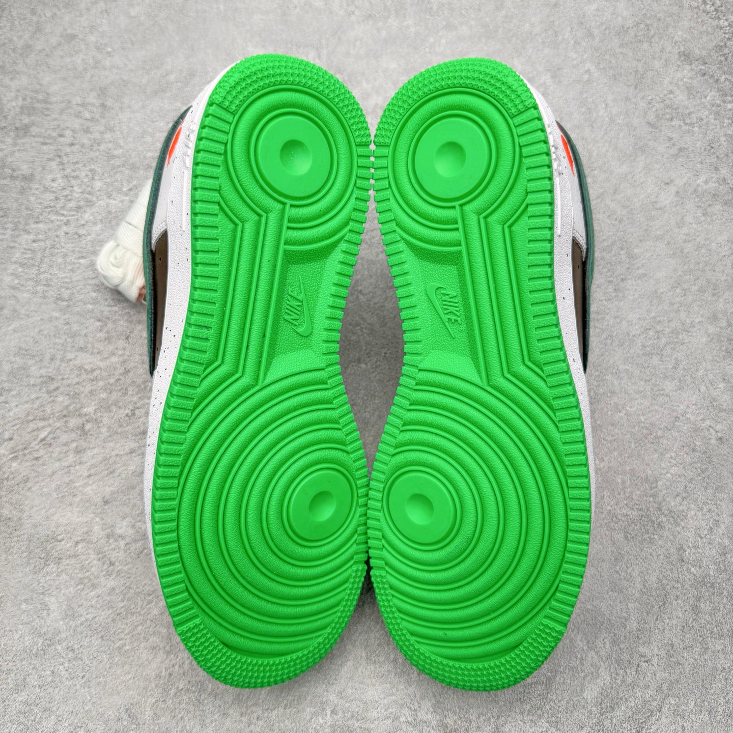 图片[9]-＃S2纯原 Doaf x NK AIR Force 1 Low 空军一号联名 俄勒冈白绿鸭 IU7613-100 原厂皮料加持 全套官方原配件 防尘布袋 全鞋电脑针车 工整有序 视觉效果满分 原厂拉帮手法 标准四线 密度针距针孔大小控制到位 原装反口里网布海绵 正确卡色网眼大小 新版鞋撑改用纸团代替 原厂港宝加持完美还原灵魂版型 从里到外百分百还原 内置Sole气垫 中底白色背胶 已经无限的接近公司 原厂楦头 原厂刺绣 后跟弧度完美 独家私模最大开发到48.5 尺码：35.5 36 36.5 37.5 38 38.5 39 40 40.5 41 42 42.5 43 44 44.5 45 46 47.5 48.5-选品中心