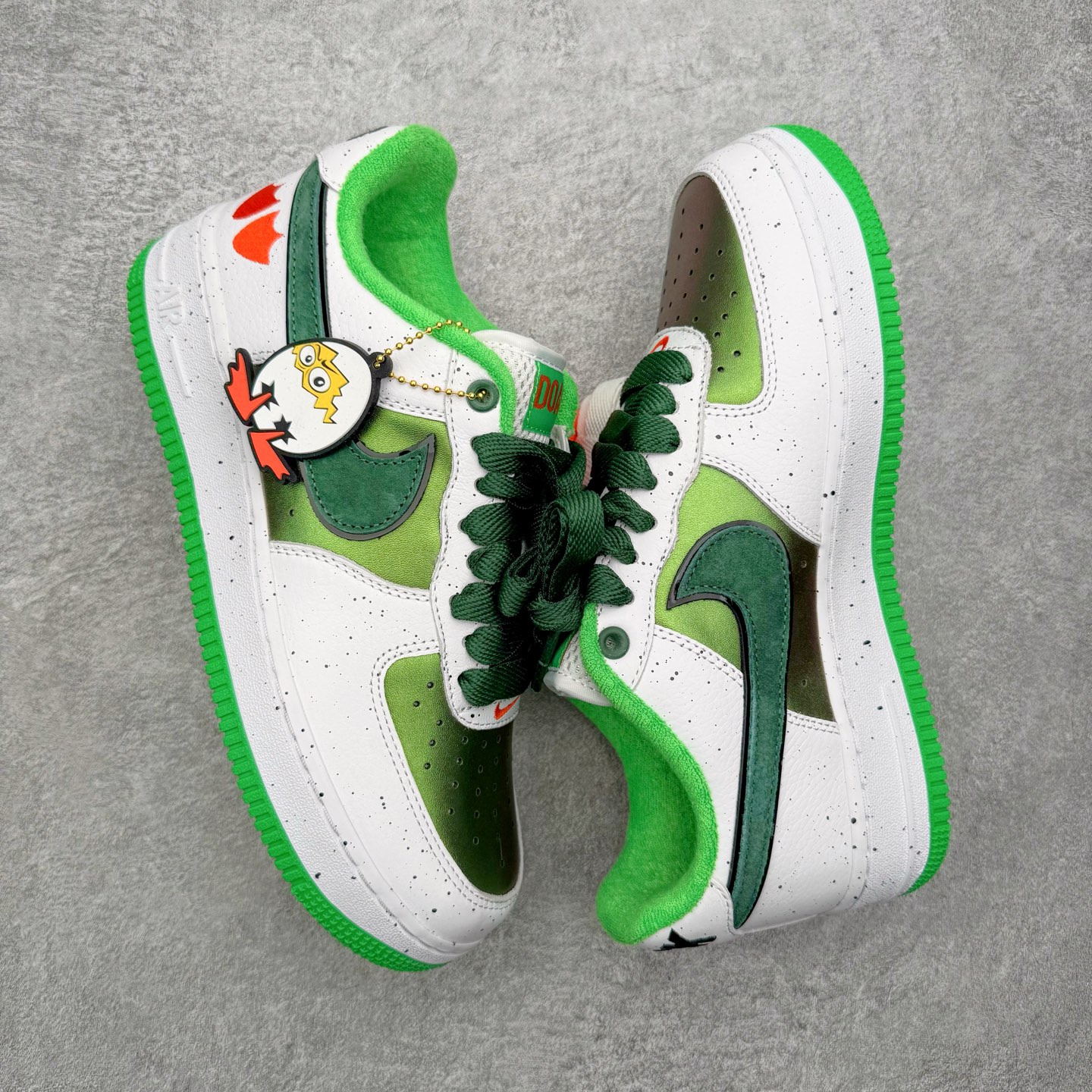 图片[3]-＃S2纯原 Doaf x NK AIR Force 1 Low 空军一号联名 俄勒冈白绿鸭 IU7613-100 原厂皮料加持 全套官方原配件 防尘布袋 全鞋电脑针车 工整有序 视觉效果满分 原厂拉帮手法 标准四线 密度针距针孔大小控制到位 原装反口里网布海绵 正确卡色网眼大小 新版鞋撑改用纸团代替 原厂港宝加持完美还原灵魂版型 从里到外百分百还原 内置Sole气垫 中底白色背胶 已经无限的接近公司 原厂楦头 原厂刺绣 后跟弧度完美 独家私模最大开发到48.5 尺码：35.5 36 36.5 37.5 38 38.5 39 40 40.5 41 42 42.5 43 44 44.5 45 46 47.5 48.5-选品中心