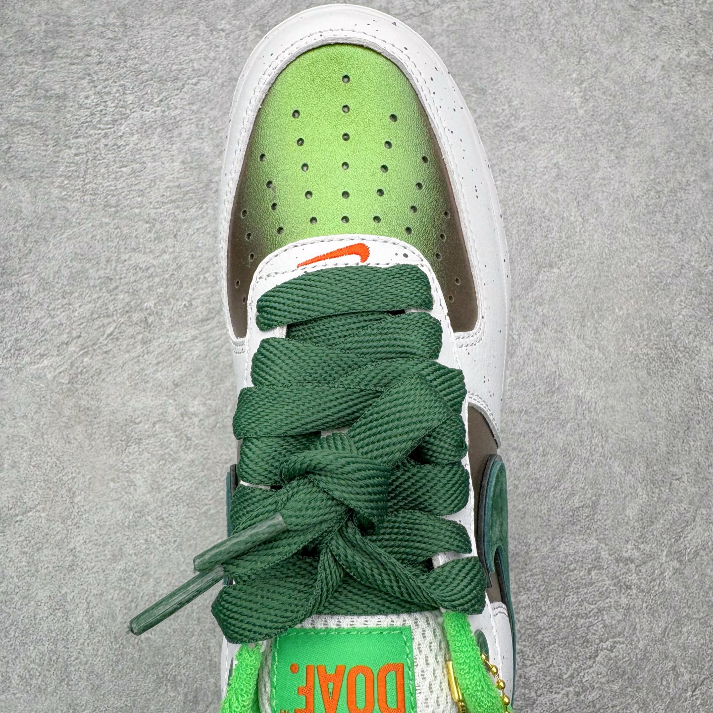 图片[4]-＃S2纯原 Doaf x NK AIR Force 1 Low 空军一号联名 俄勒冈白绿鸭 IU7613-100 原厂皮料加持 全套官方原配件 防尘布袋 全鞋电脑针车 工整有序 视觉效果满分 原厂拉帮手法 标准四线 密度针距针孔大小控制到位 原装反口里网布海绵 正确卡色网眼大小 新版鞋撑改用纸团代替 原厂港宝加持完美还原灵魂版型 从里到外百分百还原 内置Sole气垫 中底白色背胶 已经无限的接近公司 原厂楦头 原厂刺绣 后跟弧度完美 独家私模最大开发到48.5 尺码：35.5 36 36.5 37.5 38 38.5 39 40 40.5 41 42 42.5 43 44 44.5 45 46 47.5 48.5-选品中心