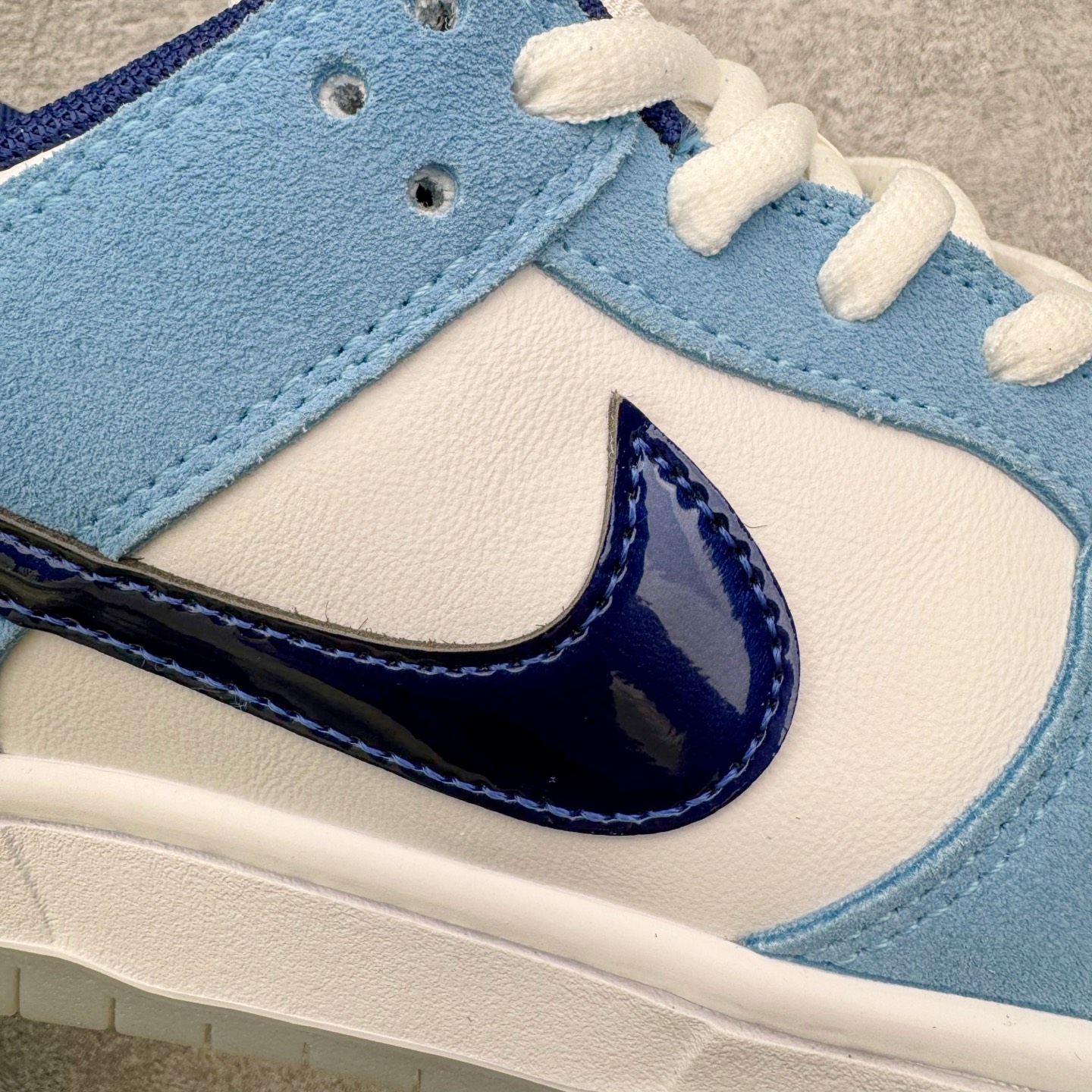 图片[18]-＃YC纯原 NK SB Dunk Low Pro 青空紫苑 BP0508-038 当晨曦前的淡蓝浸染鞋面，光线掠过，泛起微微的绒感。深邃Swoosh 割开绒蓝的天幕，渗入了一丝金属光泽，沉静中暗藏涌动;灰底承接每一步，沉稳托起所有色彩跳跃的可能，没有冗杂的笔触，只在简约中藏入层次——浅蓝为自由，深蓝为神秘，灰与白平衡昼夜。实力大厂出品 新配色陆续开发 利润个位数只为口碑 全套原纸板楦头开发 确保原汁原味 完美呈现DUNK版型 一比一鞋头弧度高度鞋身弧度 此版本只针对中端市场 皮料材质有所更替 其他数据细节工艺流程均保持一致 绝不口嗨 细节品控鞋型随意对比 独家私模官方第六代原厂航空铝磨具打磨大底 鞋头坡度极致还原 无解鞋型 原盒原配 圈内天花板工艺 原厂玻璃冲刀 超高清洁度 全鞋零毛边皮料切割 原厂中底布点胶 中底布拉帮走线遵循公司 尺码：36 36.5 37.5 38 38.5 39 40 40.5 41 42 42.5 43 44 44.5 45 46-选品中心