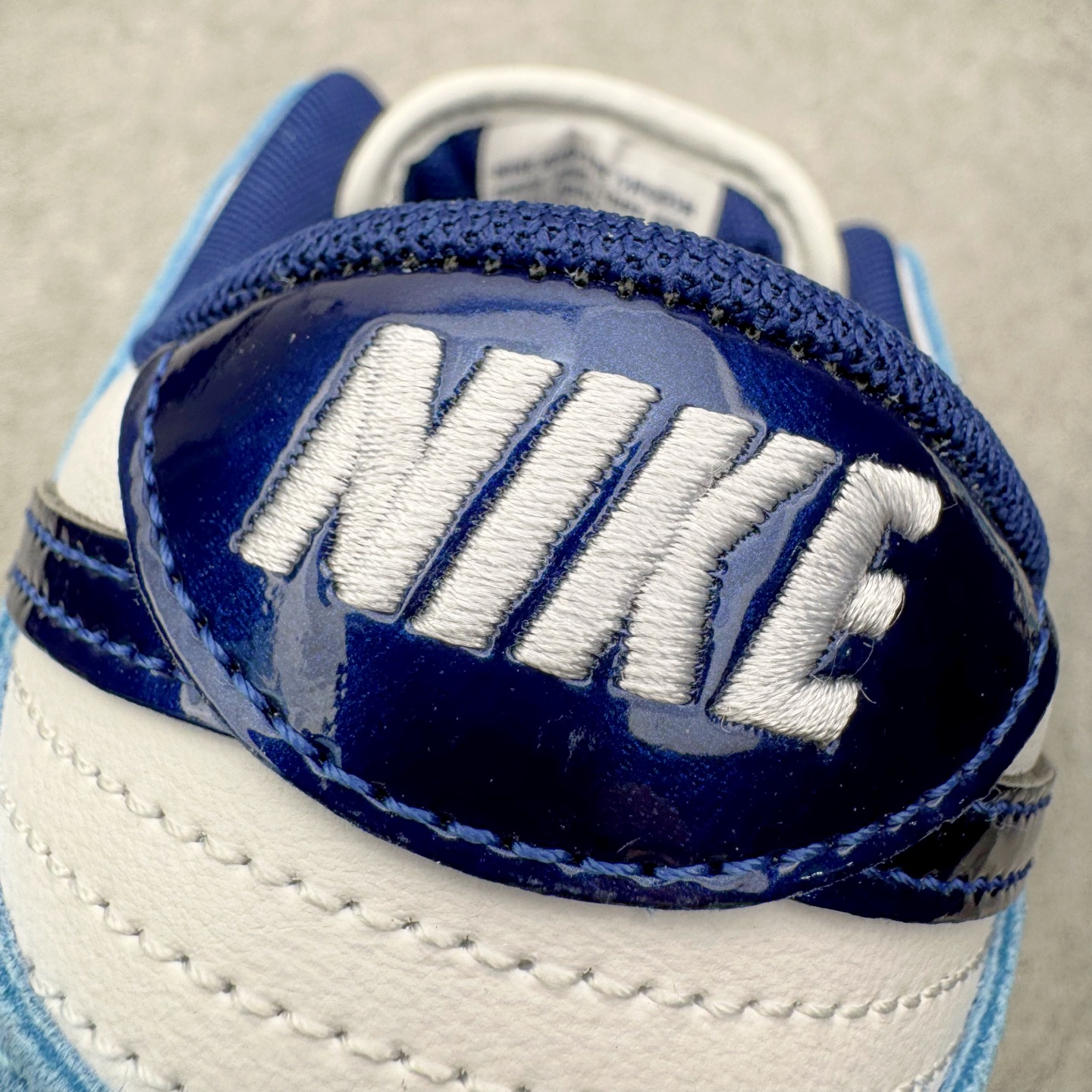 图片[16]-＃YC纯原 NK SB Dunk Low Pro 青空紫苑 BP0508-038 当晨曦前的淡蓝浸染鞋面，光线掠过，泛起微微的绒感。深邃Swoosh 割开绒蓝的天幕，渗入了一丝金属光泽，沉静中暗藏涌动;灰底承接每一步，沉稳托起所有色彩跳跃的可能，没有冗杂的笔触，只在简约中藏入层次——浅蓝为自由，深蓝为神秘，灰与白平衡昼夜。实力大厂出品 新配色陆续开发 利润个位数只为口碑 全套原纸板楦头开发 确保原汁原味 完美呈现DUNK版型 一比一鞋头弧度高度鞋身弧度 此版本只针对中端市场 皮料材质有所更替 其他数据细节工艺流程均保持一致 绝不口嗨 细节品控鞋型随意对比 独家私模官方第六代原厂航空铝磨具打磨大底 鞋头坡度极致还原 无解鞋型 原盒原配 圈内天花板工艺 原厂玻璃冲刀 超高清洁度 全鞋零毛边皮料切割 原厂中底布点胶 中底布拉帮走线遵循公司 尺码：36 36.5 37.5 38 38.5 39 40 40.5 41 42 42.5 43 44 44.5 45 46-选品中心