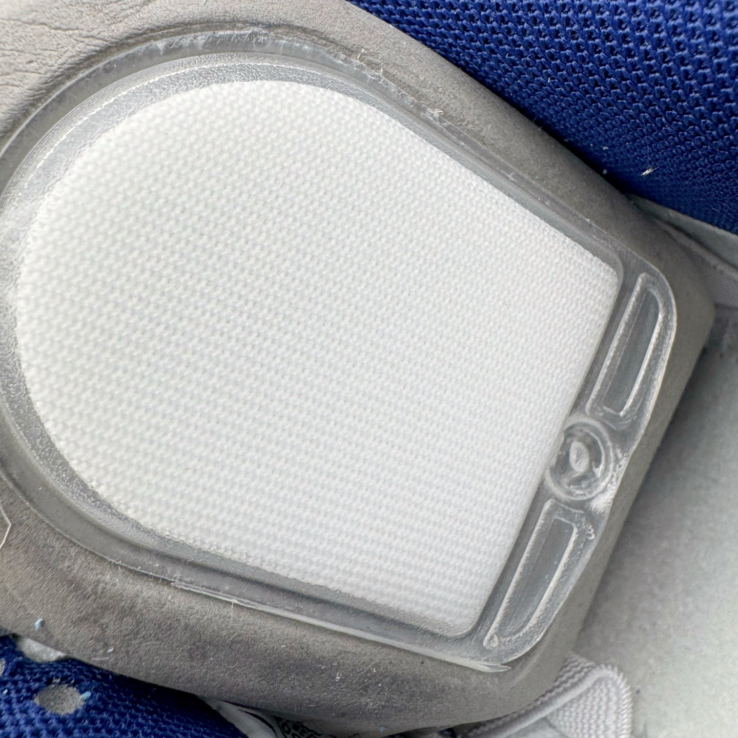 图片[10]-＃YC纯原 NK SB Dunk Low Pro 青空紫苑 BP0508-038 当晨曦前的淡蓝浸染鞋面，光线掠过，泛起微微的绒感。深邃Swoosh 割开绒蓝的天幕，渗入了一丝金属光泽，沉静中暗藏涌动;灰底承接每一步，沉稳托起所有色彩跳跃的可能，没有冗杂的笔触，只在简约中藏入层次——浅蓝为自由，深蓝为神秘，灰与白平衡昼夜。实力大厂出品 新配色陆续开发 利润个位数只为口碑 全套原纸板楦头开发 确保原汁原味 完美呈现DUNK版型 一比一鞋头弧度高度鞋身弧度 此版本只针对中端市场 皮料材质有所更替 其他数据细节工艺流程均保持一致 绝不口嗨 细节品控鞋型随意对比 独家私模官方第六代原厂航空铝磨具打磨大底 鞋头坡度极致还原 无解鞋型 原盒原配 圈内天花板工艺 原厂玻璃冲刀 超高清洁度 全鞋零毛边皮料切割 原厂中底布点胶 中底布拉帮走线遵循公司 尺码：36 36.5 37.5 38 38.5 39 40 40.5 41 42 42.5 43 44 44.5 45 46-选品中心