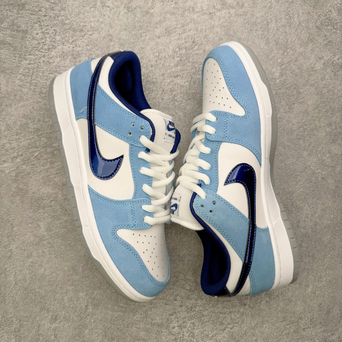 图片[3]-＃YC纯原 NK SB Dunk Low Pro 青空紫苑 BP0508-038 当晨曦前的淡蓝浸染鞋面，光线掠过，泛起微微的绒感。深邃Swoosh 割开绒蓝的天幕，渗入了一丝金属光泽，沉静中暗藏涌动;灰底承接每一步，沉稳托起所有色彩跳跃的可能，没有冗杂的笔触，只在简约中藏入层次——浅蓝为自由，深蓝为神秘，灰与白平衡昼夜。实力大厂出品 新配色陆续开发 利润个位数只为口碑 全套原纸板楦头开发 确保原汁原味 完美呈现DUNK版型 一比一鞋头弧度高度鞋身弧度 此版本只针对中端市场 皮料材质有所更替 其他数据细节工艺流程均保持一致 绝不口嗨 细节品控鞋型随意对比 独家私模官方第六代原厂航空铝磨具打磨大底 鞋头坡度极致还原 无解鞋型 原盒原配 圈内天花板工艺 原厂玻璃冲刀 超高清洁度 全鞋零毛边皮料切割 原厂中底布点胶 中底布拉帮走线遵循公司 尺码：36 36.5 37.5 38 38.5 39 40 40.5 41 42 42.5 43 44 44.5 45 46-选品中心