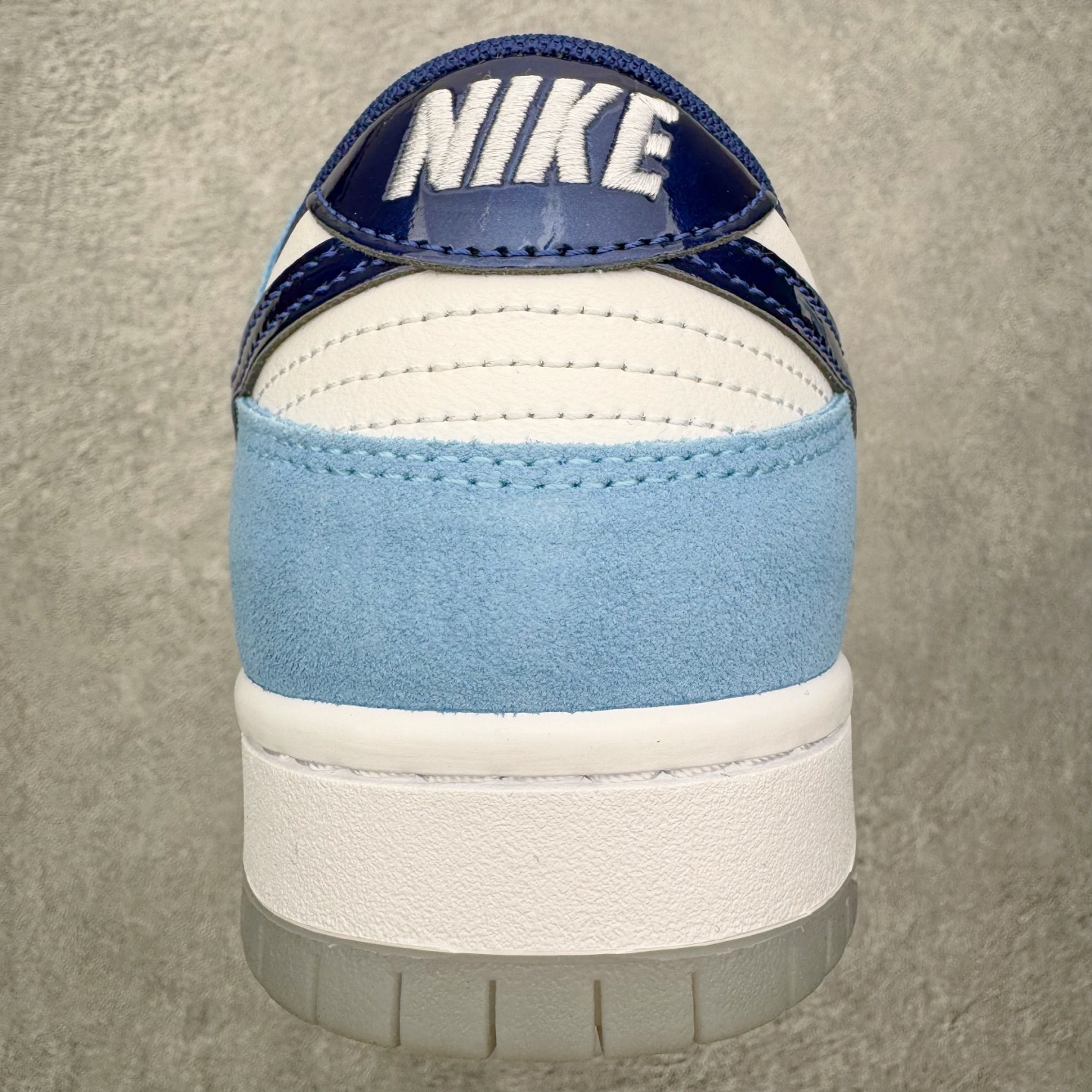 图片[8]-＃YC纯原 NK SB Dunk Low Pro 青空紫苑 BP0508-038 当晨曦前的淡蓝浸染鞋面，光线掠过，泛起微微的绒感。深邃Swoosh 割开绒蓝的天幕，渗入了一丝金属光泽，沉静中暗藏涌动;灰底承接每一步，沉稳托起所有色彩跳跃的可能，没有冗杂的笔触，只在简约中藏入层次——浅蓝为自由，深蓝为神秘，灰与白平衡昼夜。实力大厂出品 新配色陆续开发 利润个位数只为口碑 全套原纸板楦头开发 确保原汁原味 完美呈现DUNK版型 一比一鞋头弧度高度鞋身弧度 此版本只针对中端市场 皮料材质有所更替 其他数据细节工艺流程均保持一致 绝不口嗨 细节品控鞋型随意对比 独家私模官方第六代原厂航空铝磨具打磨大底 鞋头坡度极致还原 无解鞋型 原盒原配 圈内天花板工艺 原厂玻璃冲刀 超高清洁度 全鞋零毛边皮料切割 原厂中底布点胶 中底布拉帮走线遵循公司 尺码：36 36.5 37.5 38 38.5 39 40 40.5 41 42 42.5 43 44 44.5 45 46-选品中心