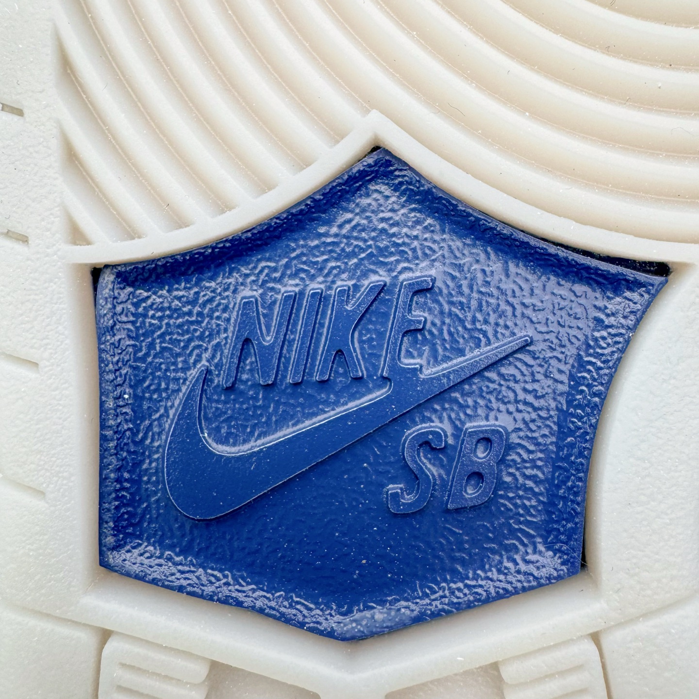 图片[20]-＃YC纯原 NK SB Dunk Low Pro 青空紫苑 BP0508-038 当晨曦前的淡蓝浸染鞋面，光线掠过，泛起微微的绒感。深邃Swoosh 割开绒蓝的天幕，渗入了一丝金属光泽，沉静中暗藏涌动;灰底承接每一步，沉稳托起所有色彩跳跃的可能，没有冗杂的笔触，只在简约中藏入层次——浅蓝为自由，深蓝为神秘，灰与白平衡昼夜。实力大厂出品 新配色陆续开发 利润个位数只为口碑 全套原纸板楦头开发 确保原汁原味 完美呈现DUNK版型 一比一鞋头弧度高度鞋身弧度 此版本只针对中端市场 皮料材质有所更替 其他数据细节工艺流程均保持一致 绝不口嗨 细节品控鞋型随意对比 独家私模官方第六代原厂航空铝磨具打磨大底 鞋头坡度极致还原 无解鞋型 原盒原配 圈内天花板工艺 原厂玻璃冲刀 超高清洁度 全鞋零毛边皮料切割 原厂中底布点胶 中底布拉帮走线遵循公司 尺码：36 36.5 37.5 38 38.5 39 40 40.5 41 42 42.5 43 44 44.5 45 46-选品中心