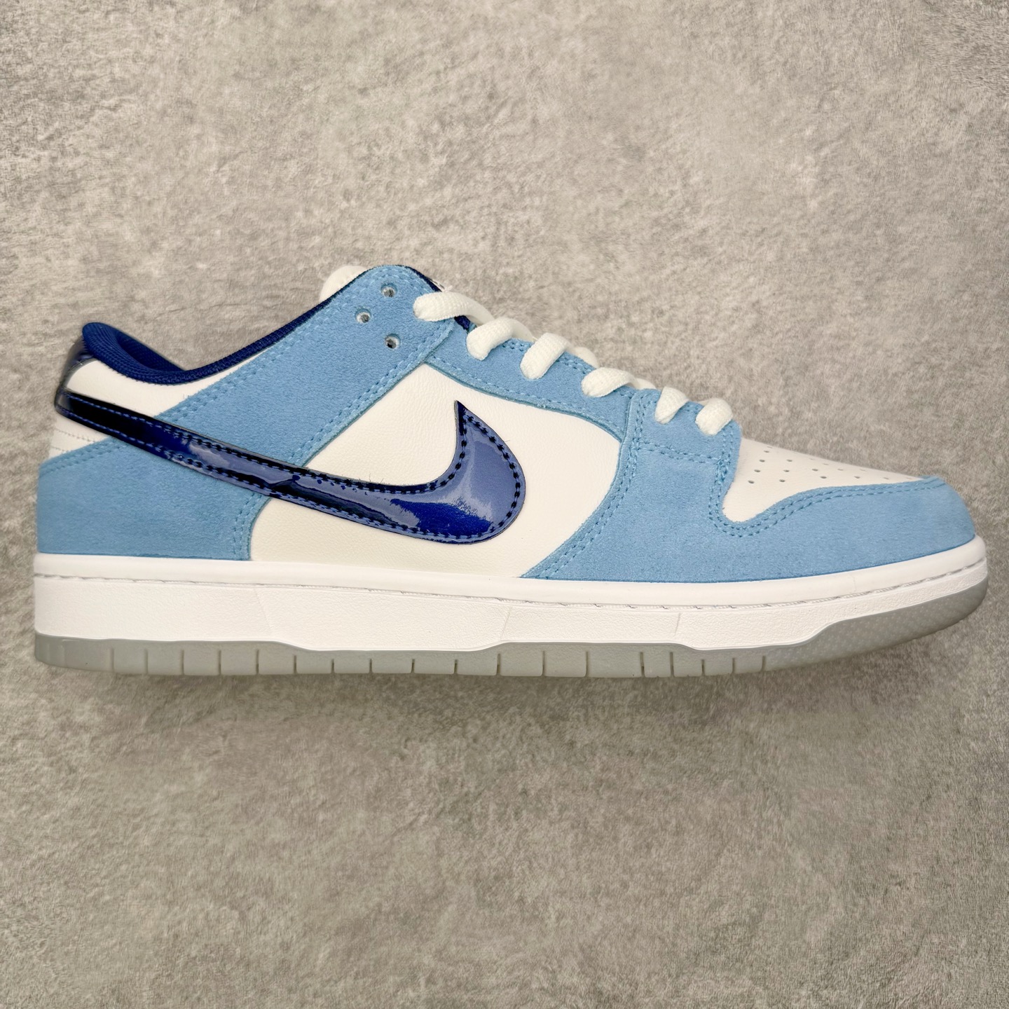 ＃YC纯原 NK SB Dunk Low Pro 青空紫苑 BP0508-038 当晨曦前的淡蓝浸染鞋面，光线掠过，泛起微微的绒感。深邃Swoosh 割开绒蓝的天幕，渗入了一丝金属光泽，沉静中暗藏涌动;灰底承接每一步，沉稳托起所有色彩跳跃的可能，没有冗杂的笔触，只在简约中藏入层次——浅蓝为自由，深蓝为神秘，灰与白平衡昼夜。实力大厂出品 新配色陆续开发 利润个位数只为口碑 全套原纸板楦头开发 确保原汁原味 完美呈现DUNK版型 一比一鞋头弧度高度鞋身弧度 此版本只针对中端市场 皮料材质有所更替 其他数据细节工艺流程均保持一致 绝不口嗨 细节品控鞋型随意对比 独家私模官方第六代原厂航空铝磨具打磨大底 鞋头坡度极致还原 无解鞋型 原盒原配 圈内天花板工艺 原厂玻璃冲刀 超高清洁度 全鞋零毛边皮料切割 原厂中底布点胶 中底布拉帮走线遵循公司 尺码：36 36.5 37.5 38 38.5 39 40 40.5 41 42 42.5 43 44 44.5 45 46-选品中心
