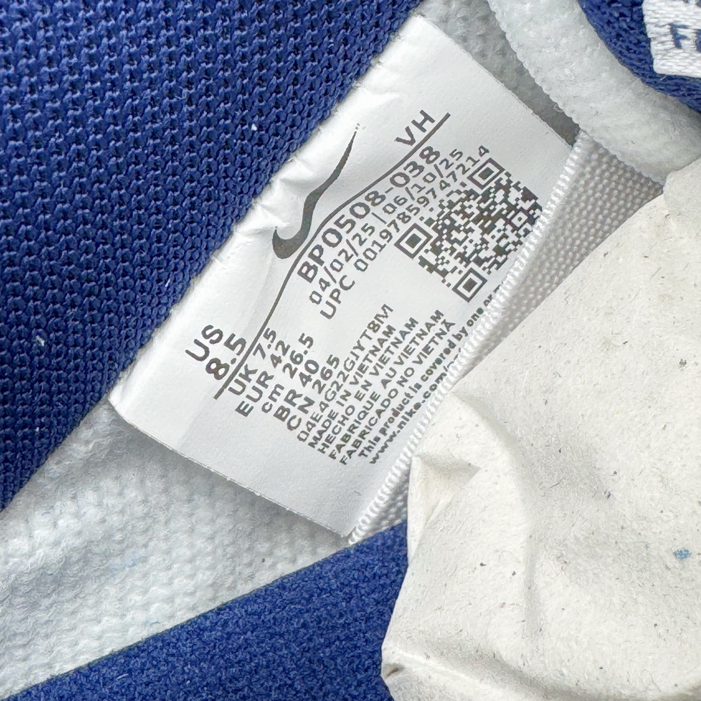 图片[13]-＃YC纯原 NK SB Dunk Low Pro 青空紫苑 BP0508-038 当晨曦前的淡蓝浸染鞋面，光线掠过，泛起微微的绒感。深邃Swoosh 割开绒蓝的天幕，渗入了一丝金属光泽，沉静中暗藏涌动;灰底承接每一步，沉稳托起所有色彩跳跃的可能，没有冗杂的笔触，只在简约中藏入层次——浅蓝为自由，深蓝为神秘，灰与白平衡昼夜。实力大厂出品 新配色陆续开发 利润个位数只为口碑 全套原纸板楦头开发 确保原汁原味 完美呈现DUNK版型 一比一鞋头弧度高度鞋身弧度 此版本只针对中端市场 皮料材质有所更替 其他数据细节工艺流程均保持一致 绝不口嗨 细节品控鞋型随意对比 独家私模官方第六代原厂航空铝磨具打磨大底 鞋头坡度极致还原 无解鞋型 原盒原配 圈内天花板工艺 原厂玻璃冲刀 超高清洁度 全鞋零毛边皮料切割 原厂中底布点胶 中底布拉帮走线遵循公司 尺码：36 36.5 37.5 38 38.5 39 40 40.5 41 42 42.5 43 44 44.5 45 46-选品中心