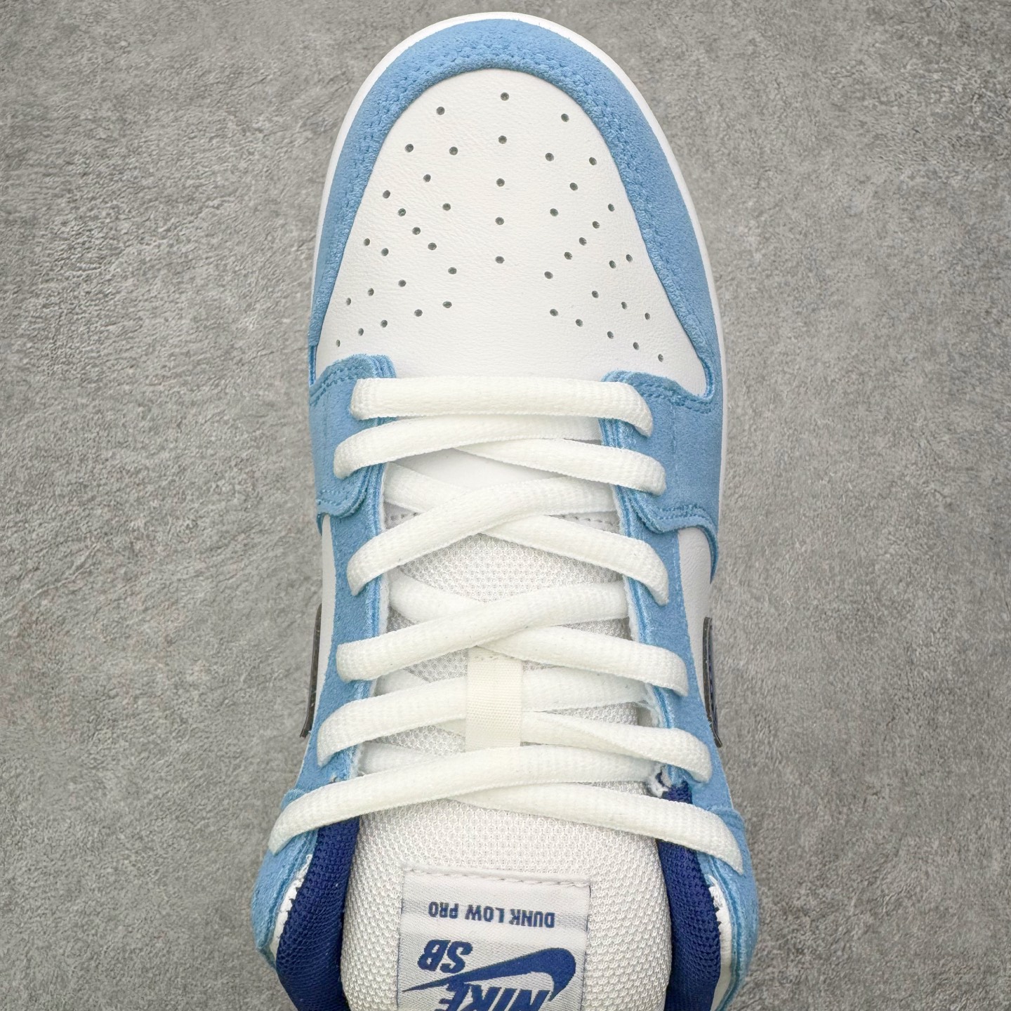 图片[4]-＃YC纯原 NK SB Dunk Low Pro 青空紫苑 BP0508-038 当晨曦前的淡蓝浸染鞋面，光线掠过，泛起微微的绒感。深邃Swoosh 割开绒蓝的天幕，渗入了一丝金属光泽，沉静中暗藏涌动;灰底承接每一步，沉稳托起所有色彩跳跃的可能，没有冗杂的笔触，只在简约中藏入层次——浅蓝为自由，深蓝为神秘，灰与白平衡昼夜。实力大厂出品 新配色陆续开发 利润个位数只为口碑 全套原纸板楦头开发 确保原汁原味 完美呈现DUNK版型 一比一鞋头弧度高度鞋身弧度 此版本只针对中端市场 皮料材质有所更替 其他数据细节工艺流程均保持一致 绝不口嗨 细节品控鞋型随意对比 独家私模官方第六代原厂航空铝磨具打磨大底 鞋头坡度极致还原 无解鞋型 原盒原配 圈内天花板工艺 原厂玻璃冲刀 超高清洁度 全鞋零毛边皮料切割 原厂中底布点胶 中底布拉帮走线遵循公司 尺码：36 36.5 37.5 38 38.5 39 40 40.5 41 42 42.5 43 44 44.5 45 46-选品中心