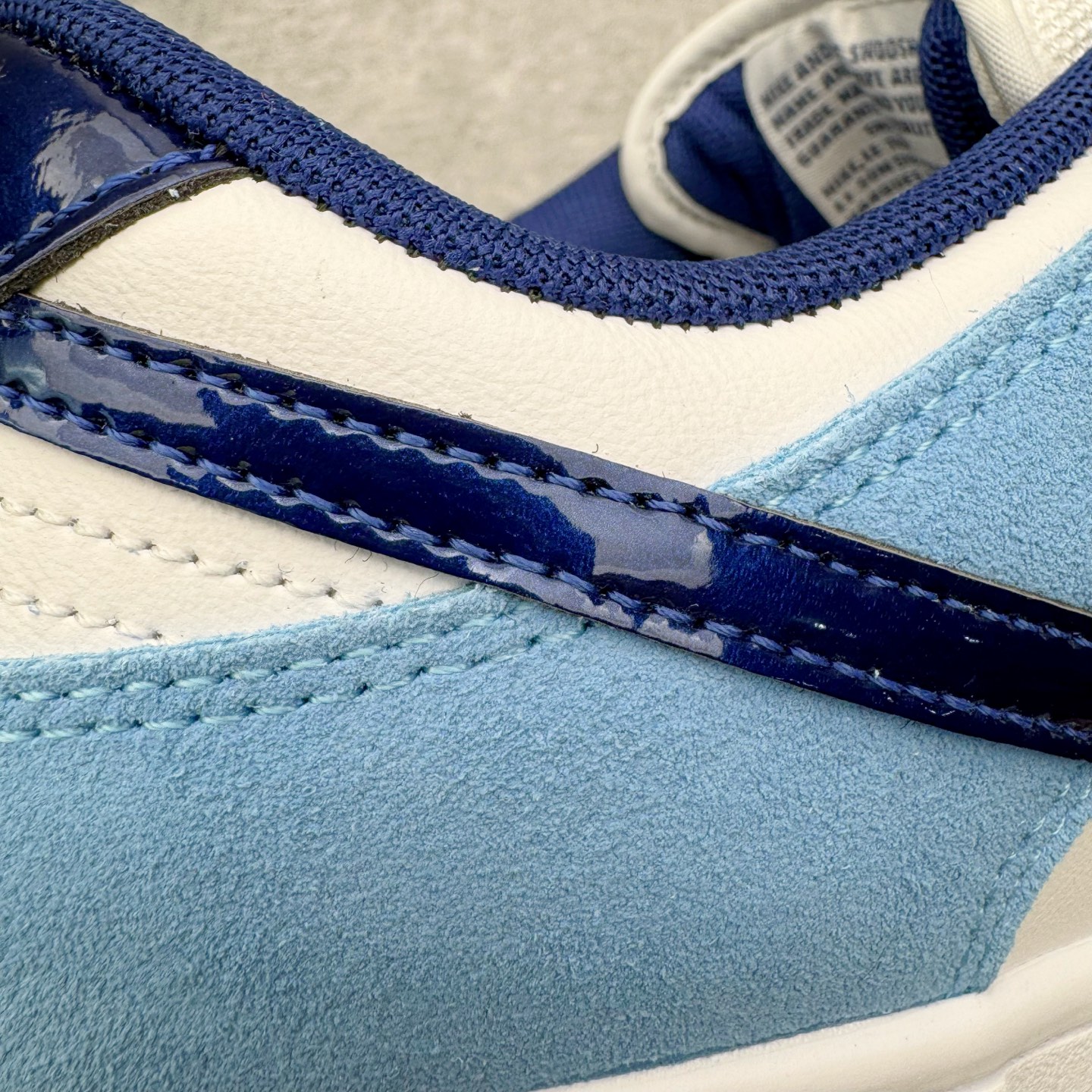 图片[17]-＃YC纯原 NK SB Dunk Low Pro 青空紫苑 BP0508-038 当晨曦前的淡蓝浸染鞋面，光线掠过，泛起微微的绒感。深邃Swoosh 割开绒蓝的天幕，渗入了一丝金属光泽，沉静中暗藏涌动;灰底承接每一步，沉稳托起所有色彩跳跃的可能，没有冗杂的笔触，只在简约中藏入层次——浅蓝为自由，深蓝为神秘，灰与白平衡昼夜。实力大厂出品 新配色陆续开发 利润个位数只为口碑 全套原纸板楦头开发 确保原汁原味 完美呈现DUNK版型 一比一鞋头弧度高度鞋身弧度 此版本只针对中端市场 皮料材质有所更替 其他数据细节工艺流程均保持一致 绝不口嗨 细节品控鞋型随意对比 独家私模官方第六代原厂航空铝磨具打磨大底 鞋头坡度极致还原 无解鞋型 原盒原配 圈内天花板工艺 原厂玻璃冲刀 超高清洁度 全鞋零毛边皮料切割 原厂中底布点胶 中底布拉帮走线遵循公司 尺码：36 36.5 37.5 38 38.5 39 40 40.5 41 42 42.5 43 44 44.5 45 46-选品中心