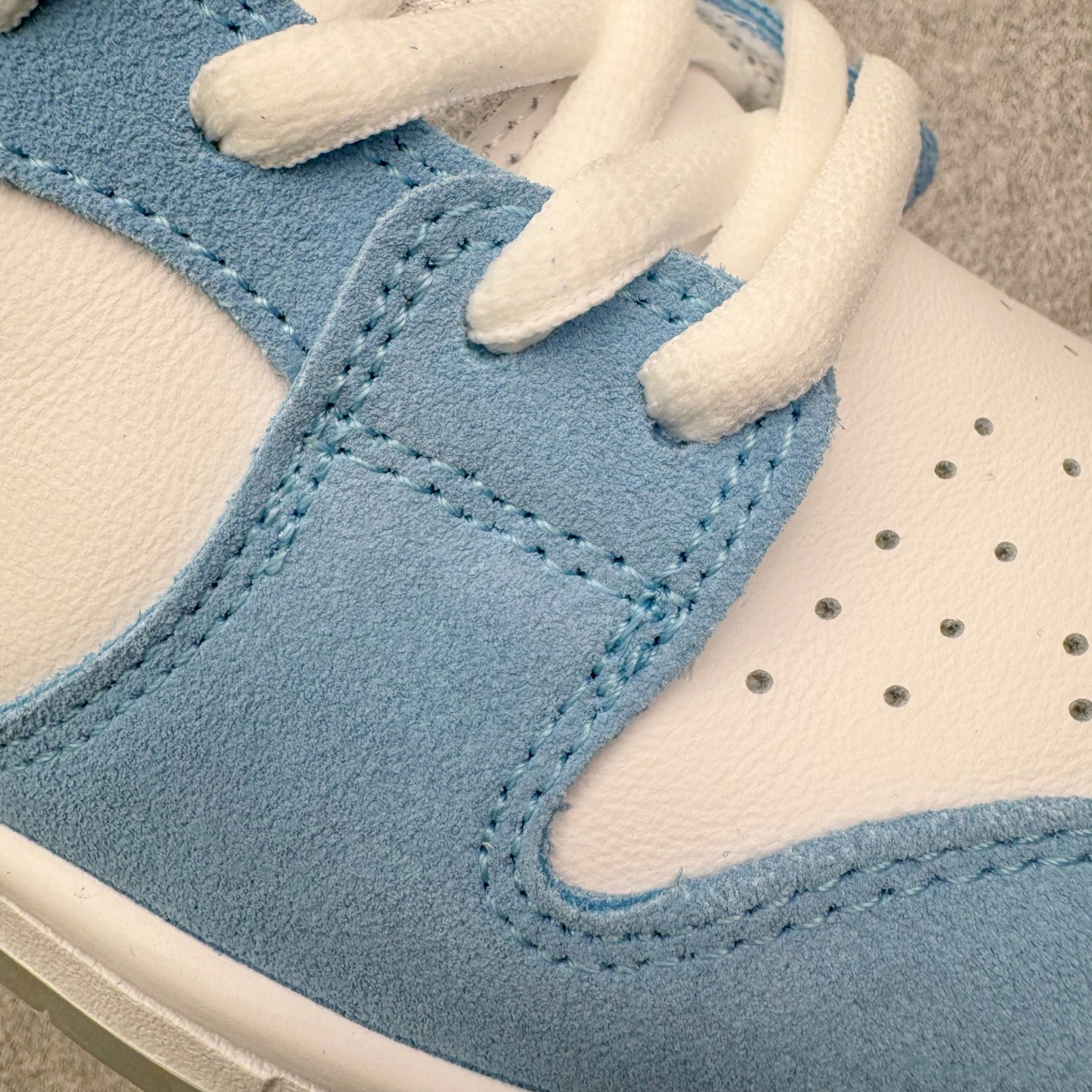 图片[19]-＃YC纯原 NK SB Dunk Low Pro 青空紫苑 BP0508-038 当晨曦前的淡蓝浸染鞋面，光线掠过，泛起微微的绒感。深邃Swoosh 割开绒蓝的天幕，渗入了一丝金属光泽，沉静中暗藏涌动;灰底承接每一步，沉稳托起所有色彩跳跃的可能，没有冗杂的笔触，只在简约中藏入层次——浅蓝为自由，深蓝为神秘，灰与白平衡昼夜。实力大厂出品 新配色陆续开发 利润个位数只为口碑 全套原纸板楦头开发 确保原汁原味 完美呈现DUNK版型 一比一鞋头弧度高度鞋身弧度 此版本只针对中端市场 皮料材质有所更替 其他数据细节工艺流程均保持一致 绝不口嗨 细节品控鞋型随意对比 独家私模官方第六代原厂航空铝磨具打磨大底 鞋头坡度极致还原 无解鞋型 原盒原配 圈内天花板工艺 原厂玻璃冲刀 超高清洁度 全鞋零毛边皮料切割 原厂中底布点胶 中底布拉帮走线遵循公司 尺码：36 36.5 37.5 38 38.5 39 40 40.5 41 42 42.5 43 44 44.5 45 46-选品中心