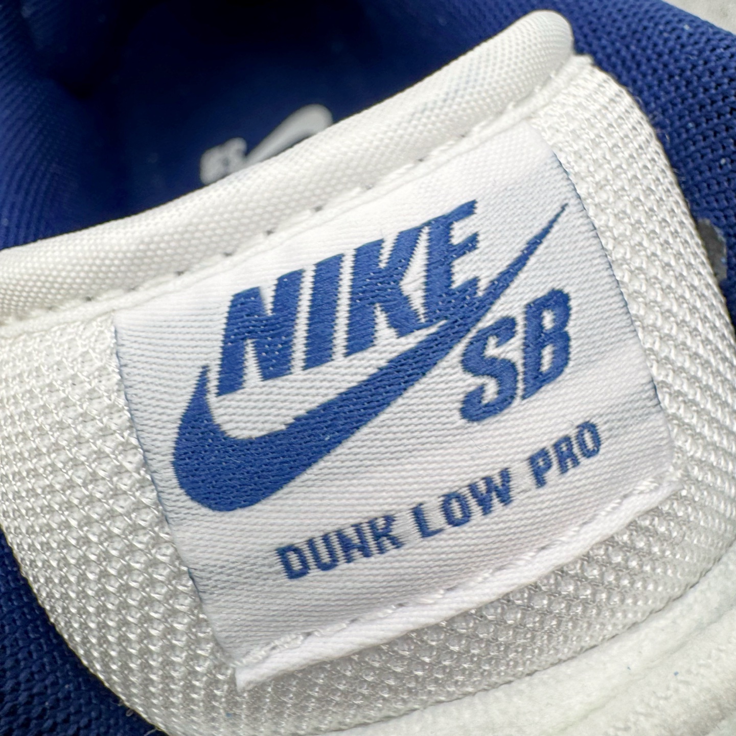 图片[14]-＃YC纯原 NK SB Dunk Low Pro 青空紫苑 BP0508-038 当晨曦前的淡蓝浸染鞋面，光线掠过，泛起微微的绒感。深邃Swoosh 割开绒蓝的天幕，渗入了一丝金属光泽，沉静中暗藏涌动;灰底承接每一步，沉稳托起所有色彩跳跃的可能，没有冗杂的笔触，只在简约中藏入层次——浅蓝为自由，深蓝为神秘，灰与白平衡昼夜。实力大厂出品 新配色陆续开发 利润个位数只为口碑 全套原纸板楦头开发 确保原汁原味 完美呈现DUNK版型 一比一鞋头弧度高度鞋身弧度 此版本只针对中端市场 皮料材质有所更替 其他数据细节工艺流程均保持一致 绝不口嗨 细节品控鞋型随意对比 独家私模官方第六代原厂航空铝磨具打磨大底 鞋头坡度极致还原 无解鞋型 原盒原配 圈内天花板工艺 原厂玻璃冲刀 超高清洁度 全鞋零毛边皮料切割 原厂中底布点胶 中底布拉帮走线遵循公司 尺码：36 36.5 37.5 38 38.5 39 40 40.5 41 42 42.5 43 44 44.5 45 46-选品中心