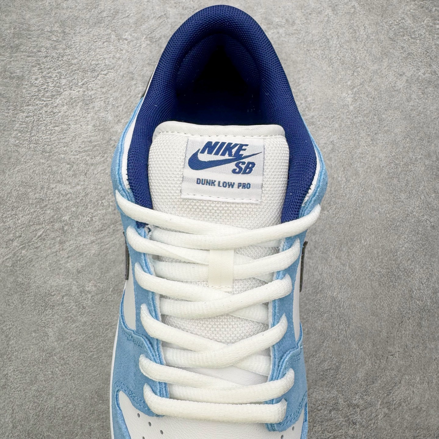 图片[5]-＃YC纯原 NK SB Dunk Low Pro 青空紫苑 BP0508-038 当晨曦前的淡蓝浸染鞋面，光线掠过，泛起微微的绒感。深邃Swoosh 割开绒蓝的天幕，渗入了一丝金属光泽，沉静中暗藏涌动;灰底承接每一步，沉稳托起所有色彩跳跃的可能，没有冗杂的笔触，只在简约中藏入层次——浅蓝为自由，深蓝为神秘，灰与白平衡昼夜。实力大厂出品 新配色陆续开发 利润个位数只为口碑 全套原纸板楦头开发 确保原汁原味 完美呈现DUNK版型 一比一鞋头弧度高度鞋身弧度 此版本只针对中端市场 皮料材质有所更替 其他数据细节工艺流程均保持一致 绝不口嗨 细节品控鞋型随意对比 独家私模官方第六代原厂航空铝磨具打磨大底 鞋头坡度极致还原 无解鞋型 原盒原配 圈内天花板工艺 原厂玻璃冲刀 超高清洁度 全鞋零毛边皮料切割 原厂中底布点胶 中底布拉帮走线遵循公司 尺码：36 36.5 37.5 38 38.5 39 40 40.5 41 42 42.5 43 44 44.5 45 46-选品中心