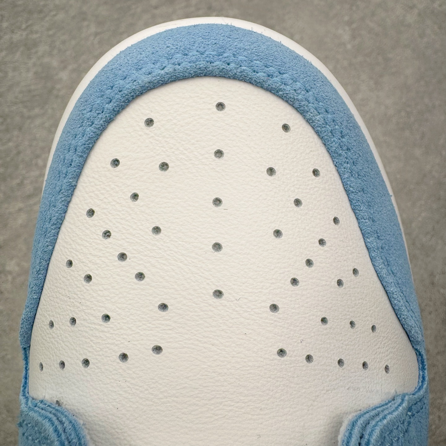 图片[15]-＃YC纯原 NK SB Dunk Low Pro 青空紫苑 BP0508-038 当晨曦前的淡蓝浸染鞋面，光线掠过，泛起微微的绒感。深邃Swoosh 割开绒蓝的天幕，渗入了一丝金属光泽，沉静中暗藏涌动;灰底承接每一步，沉稳托起所有色彩跳跃的可能，没有冗杂的笔触，只在简约中藏入层次——浅蓝为自由，深蓝为神秘，灰与白平衡昼夜。实力大厂出品 新配色陆续开发 利润个位数只为口碑 全套原纸板楦头开发 确保原汁原味 完美呈现DUNK版型 一比一鞋头弧度高度鞋身弧度 此版本只针对中端市场 皮料材质有所更替 其他数据细节工艺流程均保持一致 绝不口嗨 细节品控鞋型随意对比 独家私模官方第六代原厂航空铝磨具打磨大底 鞋头坡度极致还原 无解鞋型 原盒原配 圈内天花板工艺 原厂玻璃冲刀 超高清洁度 全鞋零毛边皮料切割 原厂中底布点胶 中底布拉帮走线遵循公司 尺码：36 36.5 37.5 38 38.5 39 40 40.5 41 42 42.5 43 44 44.5 45 46-选品中心