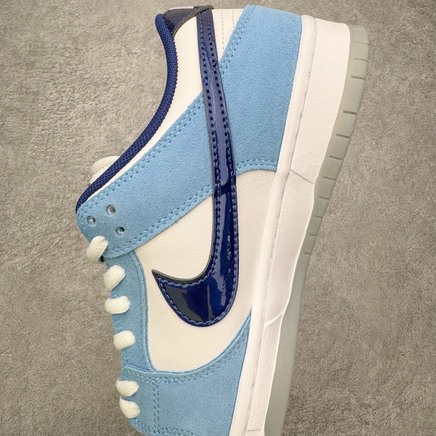 图片[7]-＃YC纯原 NK SB Dunk Low Pro 青空紫苑 BP0508-038 当晨曦前的淡蓝浸染鞋面，光线掠过，泛起微微的绒感。深邃Swoosh 割开绒蓝的天幕，渗入了一丝金属光泽，沉静中暗藏涌动;灰底承接每一步，沉稳托起所有色彩跳跃的可能，没有冗杂的笔触，只在简约中藏入层次——浅蓝为自由，深蓝为神秘，灰与白平衡昼夜。实力大厂出品 新配色陆续开发 利润个位数只为口碑 全套原纸板楦头开发 确保原汁原味 完美呈现DUNK版型 一比一鞋头弧度高度鞋身弧度 此版本只针对中端市场 皮料材质有所更替 其他数据细节工艺流程均保持一致 绝不口嗨 细节品控鞋型随意对比 独家私模官方第六代原厂航空铝磨具打磨大底 鞋头坡度极致还原 无解鞋型 原盒原配 圈内天花板工艺 原厂玻璃冲刀 超高清洁度 全鞋零毛边皮料切割 原厂中底布点胶 中底布拉帮走线遵循公司 尺码：36 36.5 37.5 38 38.5 39 40 40.5 41 42 42.5 43 44 44.5 45 46-选品中心