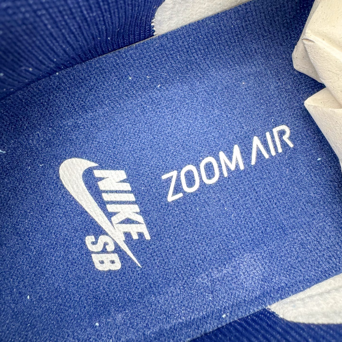 图片[12]-＃YC纯原 NK SB Dunk Low Pro 青空紫苑 BP0508-038 当晨曦前的淡蓝浸染鞋面，光线掠过，泛起微微的绒感。深邃Swoosh 割开绒蓝的天幕，渗入了一丝金属光泽，沉静中暗藏涌动;灰底承接每一步，沉稳托起所有色彩跳跃的可能，没有冗杂的笔触，只在简约中藏入层次——浅蓝为自由，深蓝为神秘，灰与白平衡昼夜。实力大厂出品 新配色陆续开发 利润个位数只为口碑 全套原纸板楦头开发 确保原汁原味 完美呈现DUNK版型 一比一鞋头弧度高度鞋身弧度 此版本只针对中端市场 皮料材质有所更替 其他数据细节工艺流程均保持一致 绝不口嗨 细节品控鞋型随意对比 独家私模官方第六代原厂航空铝磨具打磨大底 鞋头坡度极致还原 无解鞋型 原盒原配 圈内天花板工艺 原厂玻璃冲刀 超高清洁度 全鞋零毛边皮料切割 原厂中底布点胶 中底布拉帮走线遵循公司 尺码：36 36.5 37.5 38 38.5 39 40 40.5 41 42 42.5 43 44 44.5 45 46-选品中心