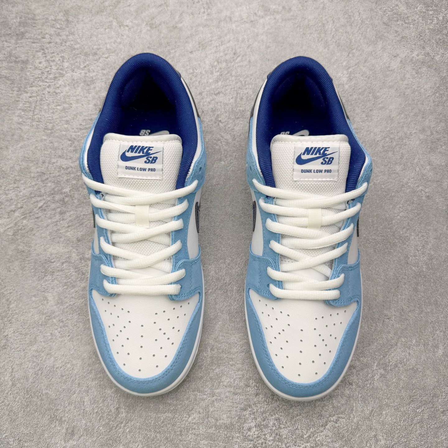 图片[2]-＃YC纯原 NK SB Dunk Low Pro 青空紫苑 BP0508-038 当晨曦前的淡蓝浸染鞋面，光线掠过，泛起微微的绒感。深邃Swoosh 割开绒蓝的天幕，渗入了一丝金属光泽，沉静中暗藏涌动;灰底承接每一步，沉稳托起所有色彩跳跃的可能，没有冗杂的笔触，只在简约中藏入层次——浅蓝为自由，深蓝为神秘，灰与白平衡昼夜。实力大厂出品 新配色陆续开发 利润个位数只为口碑 全套原纸板楦头开发 确保原汁原味 完美呈现DUNK版型 一比一鞋头弧度高度鞋身弧度 此版本只针对中端市场 皮料材质有所更替 其他数据细节工艺流程均保持一致 绝不口嗨 细节品控鞋型随意对比 独家私模官方第六代原厂航空铝磨具打磨大底 鞋头坡度极致还原 无解鞋型 原盒原配 圈内天花板工艺 原厂玻璃冲刀 超高清洁度 全鞋零毛边皮料切割 原厂中底布点胶 中底布拉帮走线遵循公司 尺码：36 36.5 37.5 38 38.5 39 40 40.5 41 42 42.5 43 44 44.5 45 46-选品中心