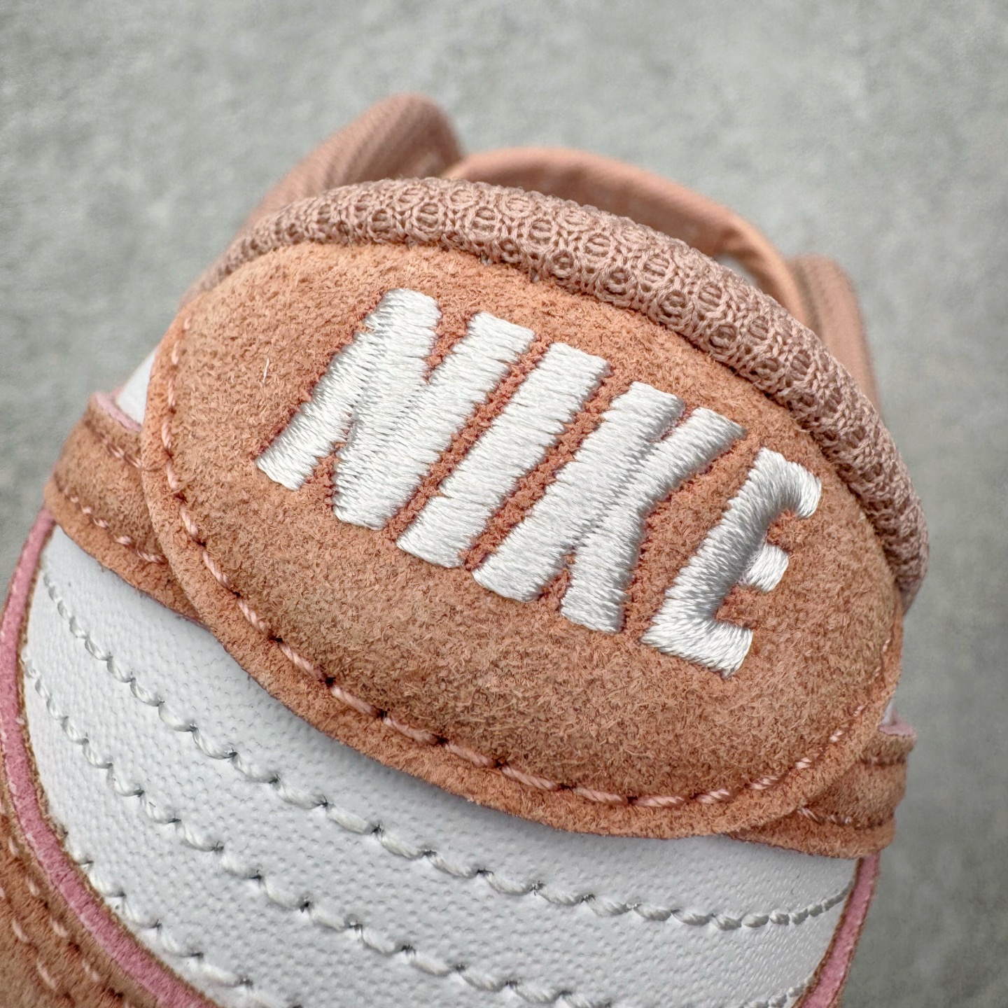 图片[14]-＃YC纯原 NK Dunk Low 白粉 IB4417-102 实力大厂出品 新配色陆续开发 利润个位数只为口碑 全套原纸板楦头开发 确保原汁原味 完美呈现DUNK版型 一比一鞋头弧度高度鞋身弧度 此版本只针对中端市场 皮料材质有所更替 其他数据细节工艺流程均保持一致 绝不口嗨 细节品控鞋型随意对比 独家私模官方第六代原厂航空铝磨具打磨大底 鞋头坡度极致还原 无解鞋型 原盒原配 圈内天花板工艺 原厂玻璃冲刀 超高清洁度 全鞋零毛边皮料切割 原厂中底布点胶 中底布拉帮走线遵循公司 尺码：36 36.5 37.5 38 38.5 39 40 40.5 41 42 42.5 43 44 44.5 45 46-选品中心