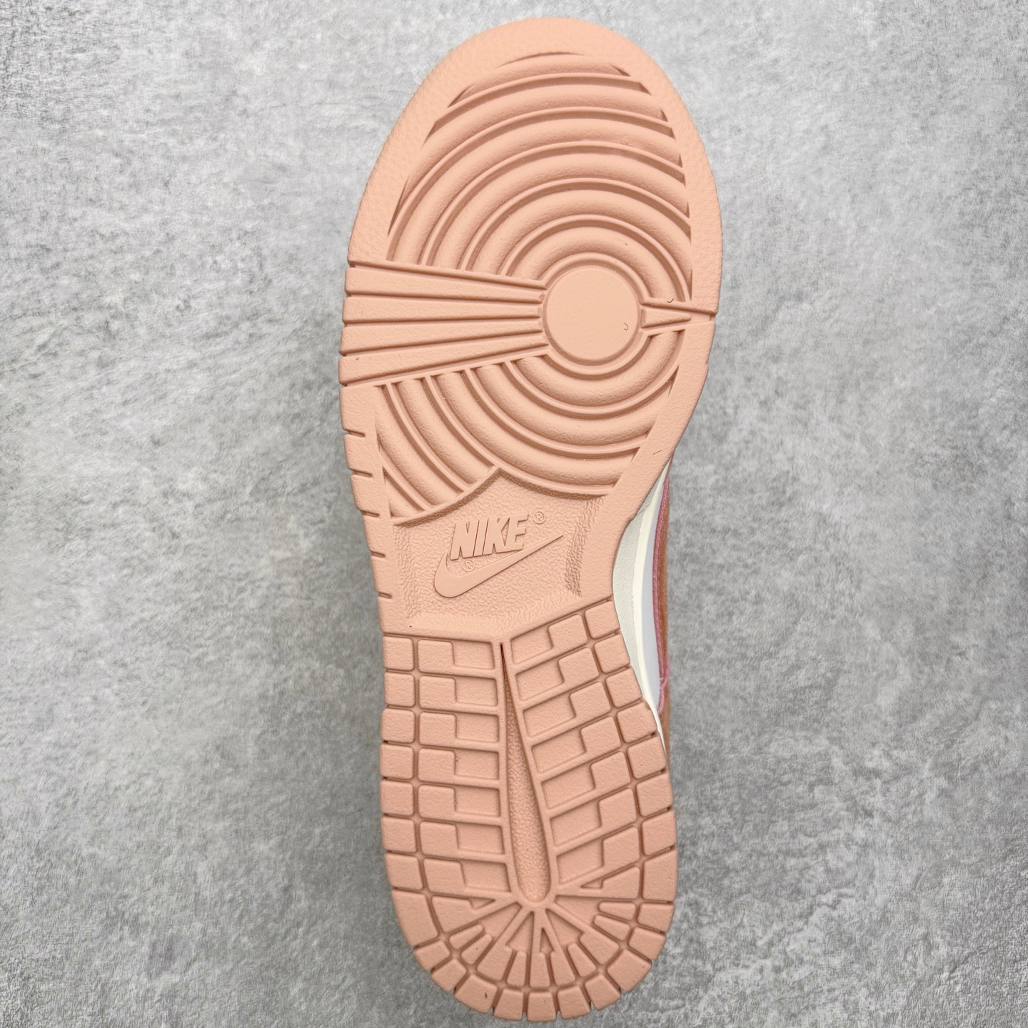 图片[9]-＃YC纯原 NK Dunk Low 白粉 IB4417-102 实力大厂出品 新配色陆续开发 利润个位数只为口碑 全套原纸板楦头开发 确保原汁原味 完美呈现DUNK版型 一比一鞋头弧度高度鞋身弧度 此版本只针对中端市场 皮料材质有所更替 其他数据细节工艺流程均保持一致 绝不口嗨 细节品控鞋型随意对比 独家私模官方第六代原厂航空铝磨具打磨大底 鞋头坡度极致还原 无解鞋型 原盒原配 圈内天花板工艺 原厂玻璃冲刀 超高清洁度 全鞋零毛边皮料切割 原厂中底布点胶 中底布拉帮走线遵循公司 尺码：36 36.5 37.5 38 38.5 39 40 40.5 41 42 42.5 43 44 44.5 45 46-选品中心