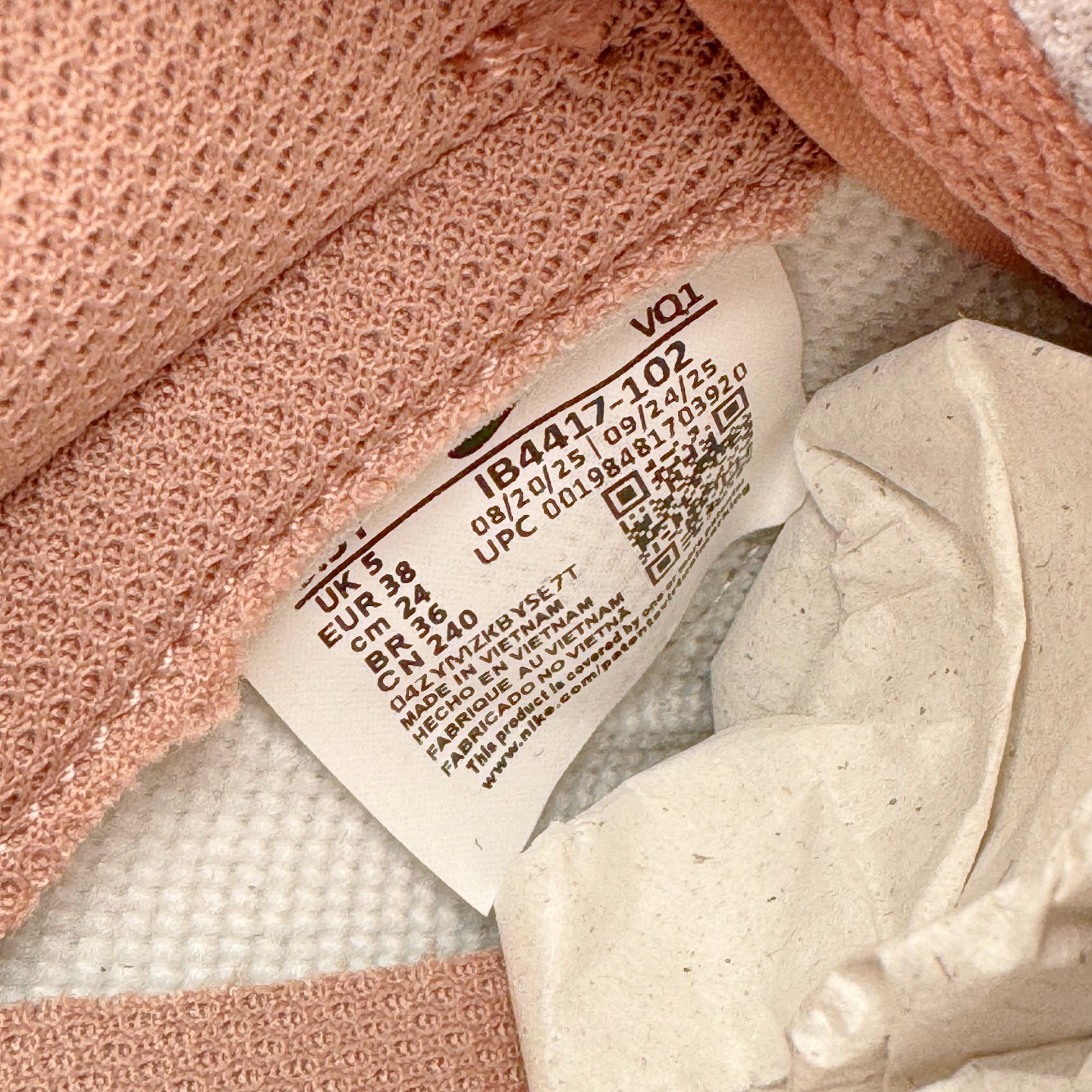 图片[17]-＃YC纯原 NK Dunk Low 白粉 IB4417-102 实力大厂出品 新配色陆续开发 利润个位数只为口碑 全套原纸板楦头开发 确保原汁原味 完美呈现DUNK版型 一比一鞋头弧度高度鞋身弧度 此版本只针对中端市场 皮料材质有所更替 其他数据细节工艺流程均保持一致 绝不口嗨 细节品控鞋型随意对比 独家私模官方第六代原厂航空铝磨具打磨大底 鞋头坡度极致还原 无解鞋型 原盒原配 圈内天花板工艺 原厂玻璃冲刀 超高清洁度 全鞋零毛边皮料切割 原厂中底布点胶 中底布拉帮走线遵循公司 尺码：36 36.5 37.5 38 38.5 39 40 40.5 41 42 42.5 43 44 44.5 45 46-选品中心