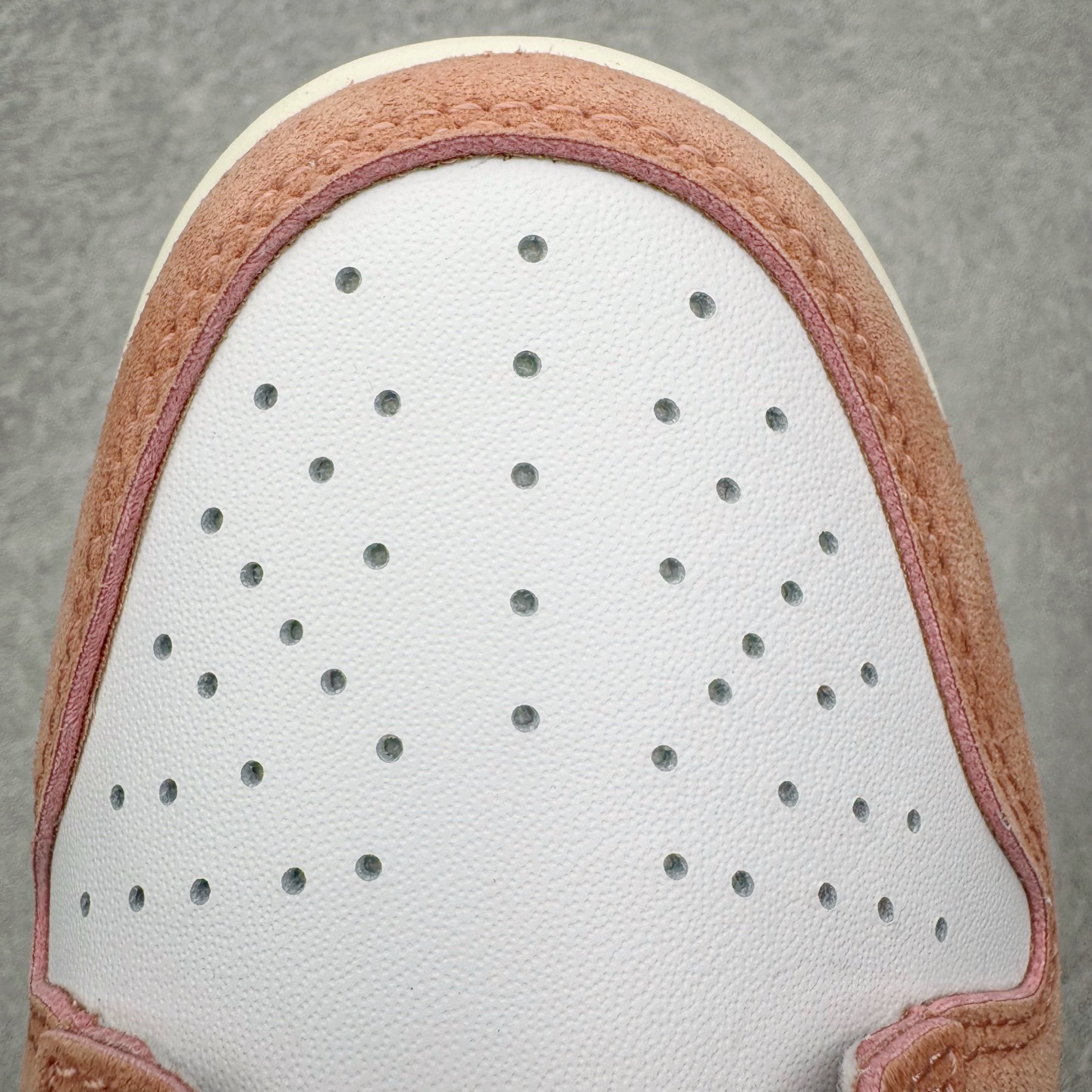 图片[13]-＃YC纯原 NK Dunk Low 白粉 IB4417-102 实力大厂出品 新配色陆续开发 利润个位数只为口碑 全套原纸板楦头开发 确保原汁原味 完美呈现DUNK版型 一比一鞋头弧度高度鞋身弧度 此版本只针对中端市场 皮料材质有所更替 其他数据细节工艺流程均保持一致 绝不口嗨 细节品控鞋型随意对比 独家私模官方第六代原厂航空铝磨具打磨大底 鞋头坡度极致还原 无解鞋型 原盒原配 圈内天花板工艺 原厂玻璃冲刀 超高清洁度 全鞋零毛边皮料切割 原厂中底布点胶 中底布拉帮走线遵循公司 尺码：36 36.5 37.5 38 38.5 39 40 40.5 41 42 42.5 43 44 44.5 45 46-选品中心