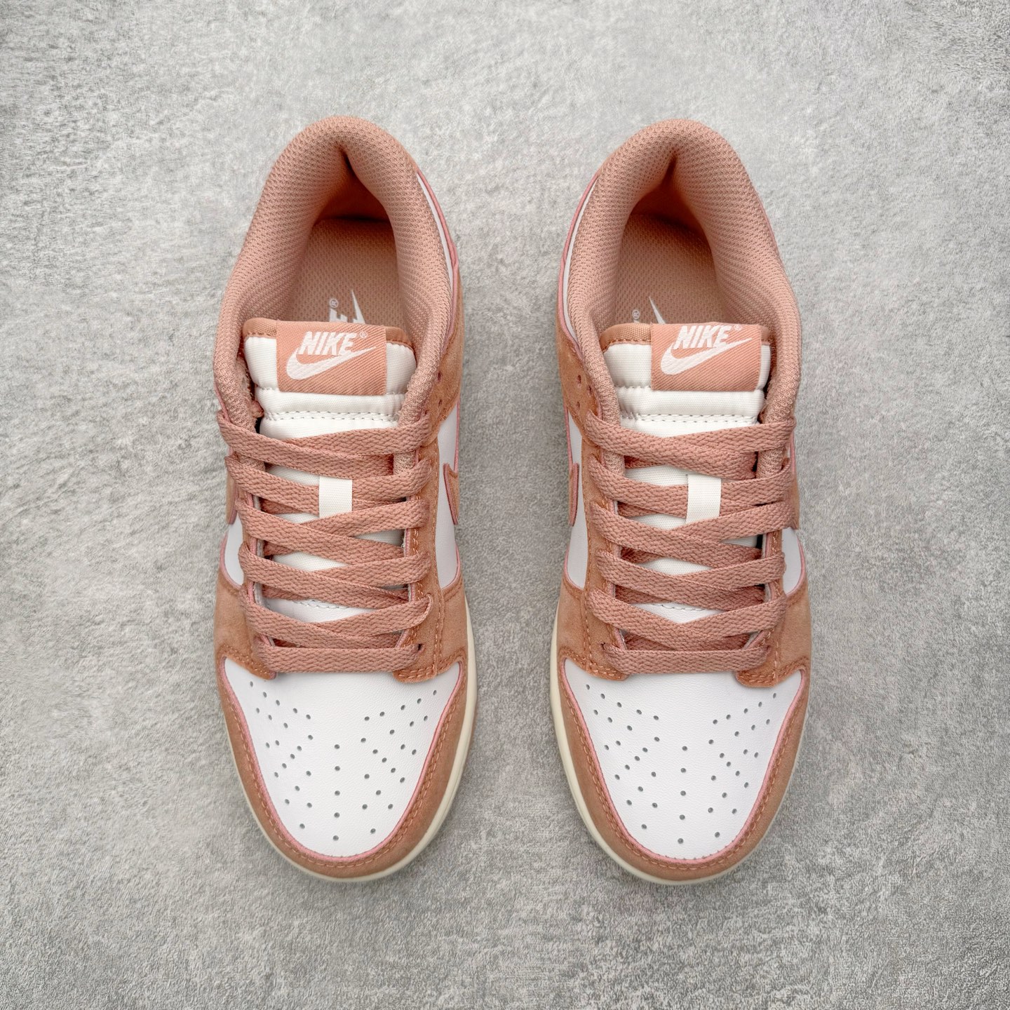 图片[2]-＃YC纯原 NK Dunk Low 白粉 IB4417-102 实力大厂出品 新配色陆续开发 利润个位数只为口碑 全套原纸板楦头开发 确保原汁原味 完美呈现DUNK版型 一比一鞋头弧度高度鞋身弧度 此版本只针对中端市场 皮料材质有所更替 其他数据细节工艺流程均保持一致 绝不口嗨 细节品控鞋型随意对比 独家私模官方第六代原厂航空铝磨具打磨大底 鞋头坡度极致还原 无解鞋型 原盒原配 圈内天花板工艺 原厂玻璃冲刀 超高清洁度 全鞋零毛边皮料切割 原厂中底布点胶 中底布拉帮走线遵循公司 尺码：36 36.5 37.5 38 38.5 39 40 40.5 41 42 42.5 43 44 44.5 45 46-选品中心