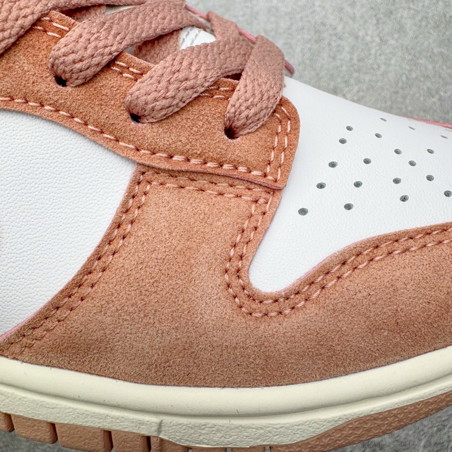 图片[12]-＃YC纯原 NK Dunk Low 白粉 IB4417-102 实力大厂出品 新配色陆续开发 利润个位数只为口碑 全套原纸板楦头开发 确保原汁原味 完美呈现DUNK版型 一比一鞋头弧度高度鞋身弧度 此版本只针对中端市场 皮料材质有所更替 其他数据细节工艺流程均保持一致 绝不口嗨 细节品控鞋型随意对比 独家私模官方第六代原厂航空铝磨具打磨大底 鞋头坡度极致还原 无解鞋型 原盒原配 圈内天花板工艺 原厂玻璃冲刀 超高清洁度 全鞋零毛边皮料切割 原厂中底布点胶 中底布拉帮走线遵循公司 尺码：36 36.5 37.5 38 38.5 39 40 40.5 41 42 42.5 43 44 44.5 45 46-选品中心