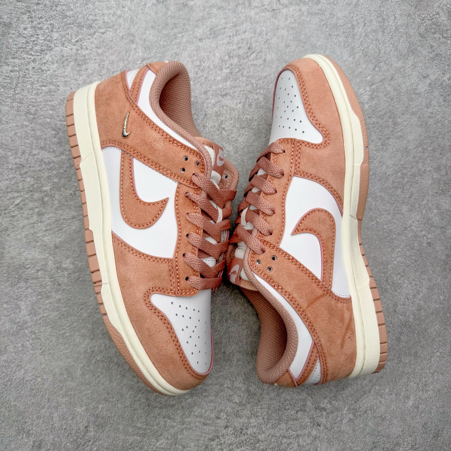 图片[3]-＃YC纯原 NK Dunk Low 白粉 IB4417-102 实力大厂出品 新配色陆续开发 利润个位数只为口碑 全套原纸板楦头开发 确保原汁原味 完美呈现DUNK版型 一比一鞋头弧度高度鞋身弧度 此版本只针对中端市场 皮料材质有所更替 其他数据细节工艺流程均保持一致 绝不口嗨 细节品控鞋型随意对比 独家私模官方第六代原厂航空铝磨具打磨大底 鞋头坡度极致还原 无解鞋型 原盒原配 圈内天花板工艺 原厂玻璃冲刀 超高清洁度 全鞋零毛边皮料切割 原厂中底布点胶 中底布拉帮走线遵循公司 尺码：36 36.5 37.5 38 38.5 39 40 40.5 41 42 42.5 43 44 44.5 45 46-选品中心