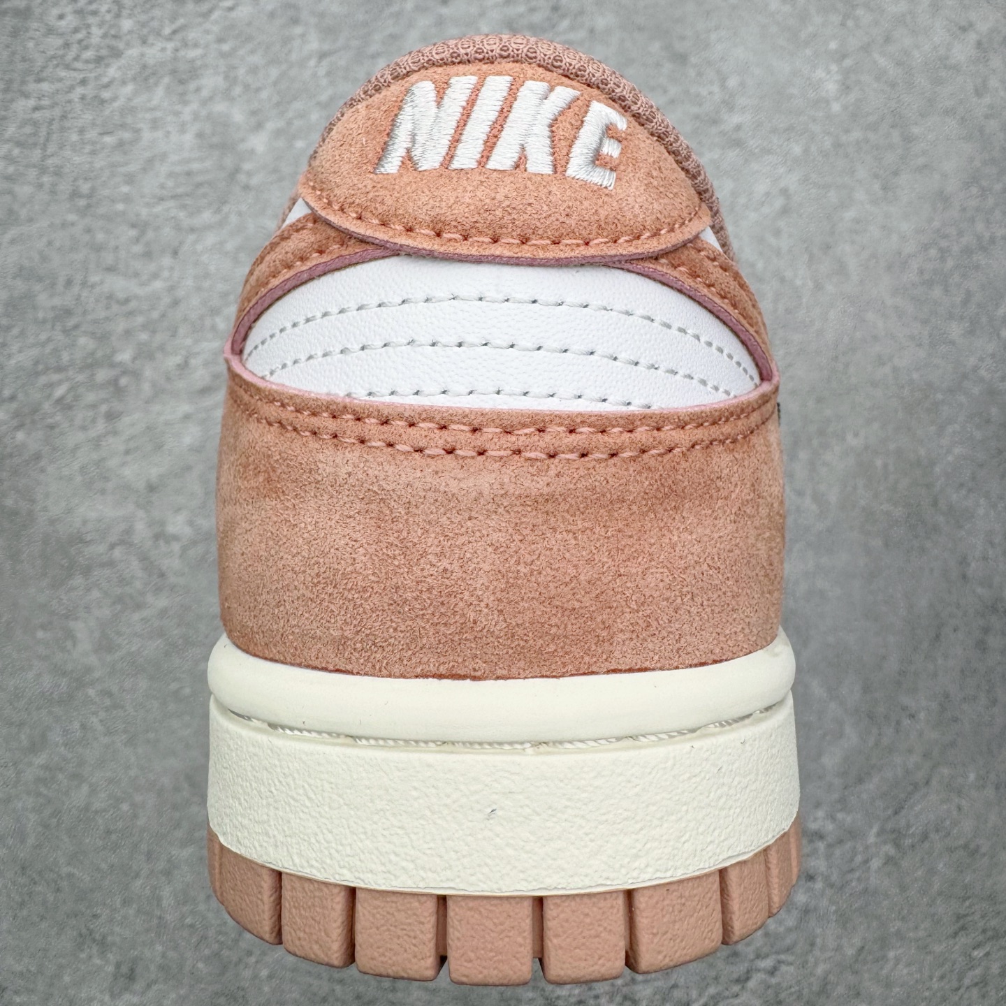 图片[8]-＃YC纯原 NK Dunk Low 白粉 IB4417-102 实力大厂出品 新配色陆续开发 利润个位数只为口碑 全套原纸板楦头开发 确保原汁原味 完美呈现DUNK版型 一比一鞋头弧度高度鞋身弧度 此版本只针对中端市场 皮料材质有所更替 其他数据细节工艺流程均保持一致 绝不口嗨 细节品控鞋型随意对比 独家私模官方第六代原厂航空铝磨具打磨大底 鞋头坡度极致还原 无解鞋型 原盒原配 圈内天花板工艺 原厂玻璃冲刀 超高清洁度 全鞋零毛边皮料切割 原厂中底布点胶 中底布拉帮走线遵循公司 尺码：36 36.5 37.5 38 38.5 39 40 40.5 41 42 42.5 43 44 44.5 45 46-选品中心