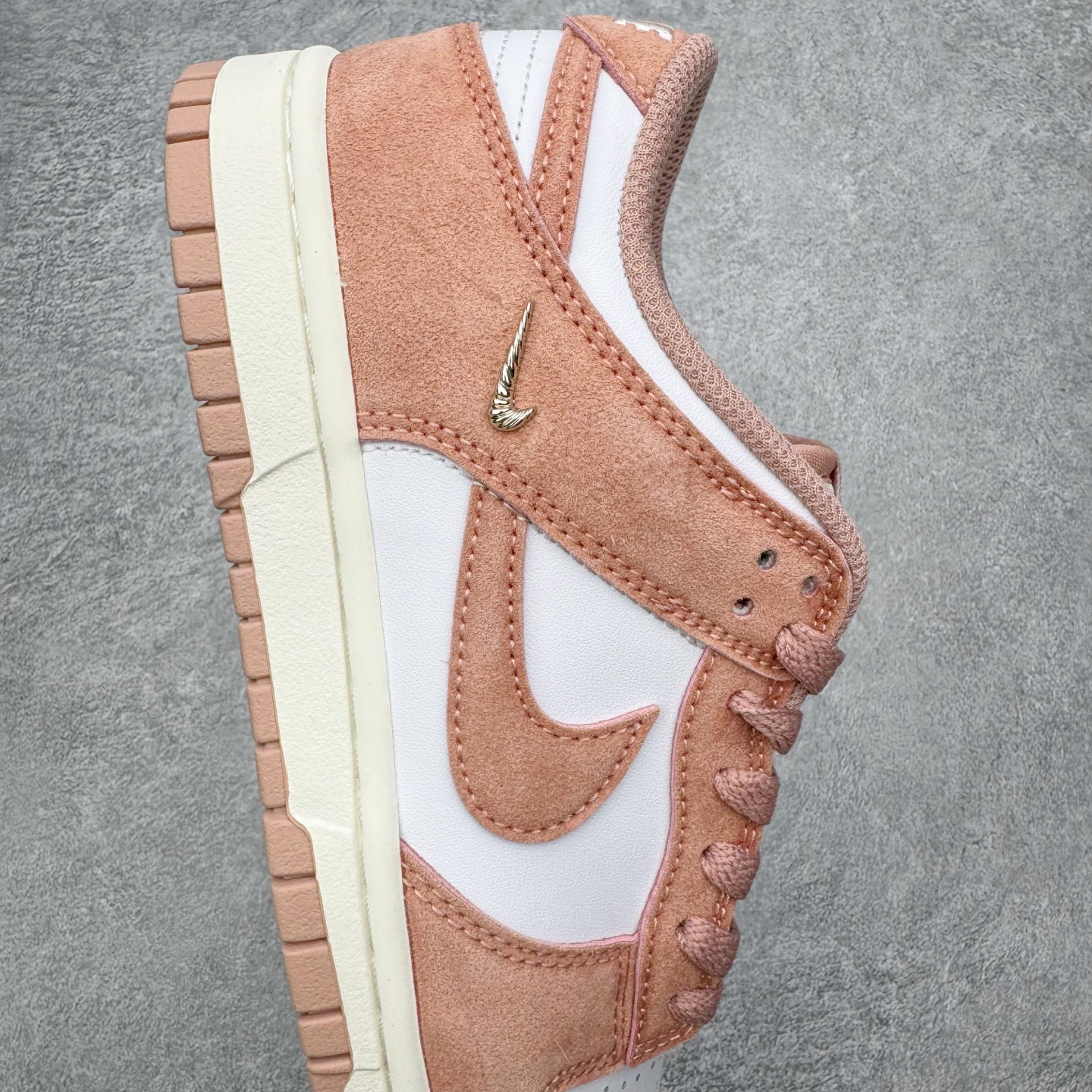 图片[6]-＃YC纯原 NK Dunk Low 白粉 IB4417-102 实力大厂出品 新配色陆续开发 利润个位数只为口碑 全套原纸板楦头开发 确保原汁原味 完美呈现DUNK版型 一比一鞋头弧度高度鞋身弧度 此版本只针对中端市场 皮料材质有所更替 其他数据细节工艺流程均保持一致 绝不口嗨 细节品控鞋型随意对比 独家私模官方第六代原厂航空铝磨具打磨大底 鞋头坡度极致还原 无解鞋型 原盒原配 圈内天花板工艺 原厂玻璃冲刀 超高清洁度 全鞋零毛边皮料切割 原厂中底布点胶 中底布拉帮走线遵循公司 尺码：36 36.5 37.5 38 38.5 39 40 40.5 41 42 42.5 43 44 44.5 45 46-选品中心