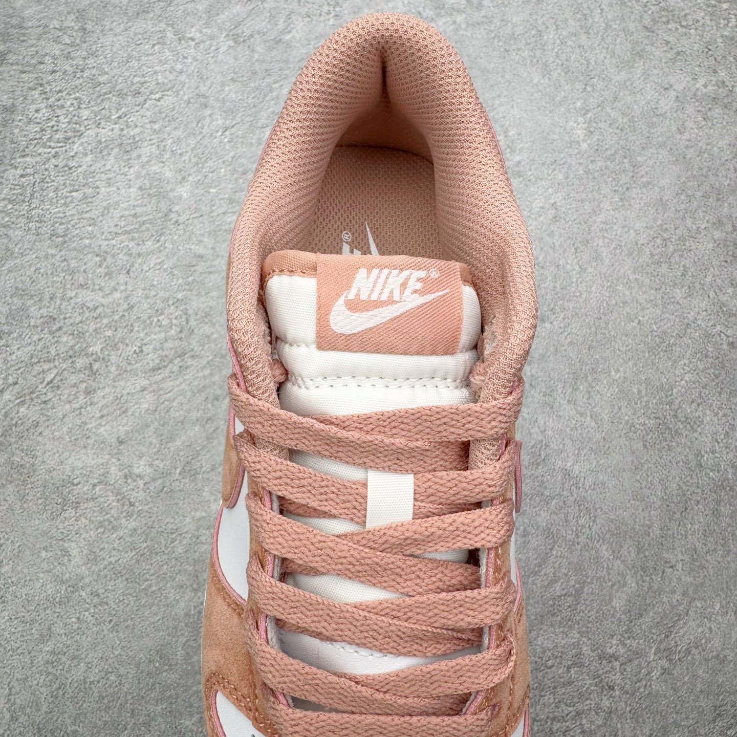 图片[5]-＃YC纯原 NK Dunk Low 白粉 IB4417-102 实力大厂出品 新配色陆续开发 利润个位数只为口碑 全套原纸板楦头开发 确保原汁原味 完美呈现DUNK版型 一比一鞋头弧度高度鞋身弧度 此版本只针对中端市场 皮料材质有所更替 其他数据细节工艺流程均保持一致 绝不口嗨 细节品控鞋型随意对比 独家私模官方第六代原厂航空铝磨具打磨大底 鞋头坡度极致还原 无解鞋型 原盒原配 圈内天花板工艺 原厂玻璃冲刀 超高清洁度 全鞋零毛边皮料切割 原厂中底布点胶 中底布拉帮走线遵循公司 尺码：36 36.5 37.5 38 38.5 39 40 40.5 41 42 42.5 43 44 44.5 45 46-选品中心