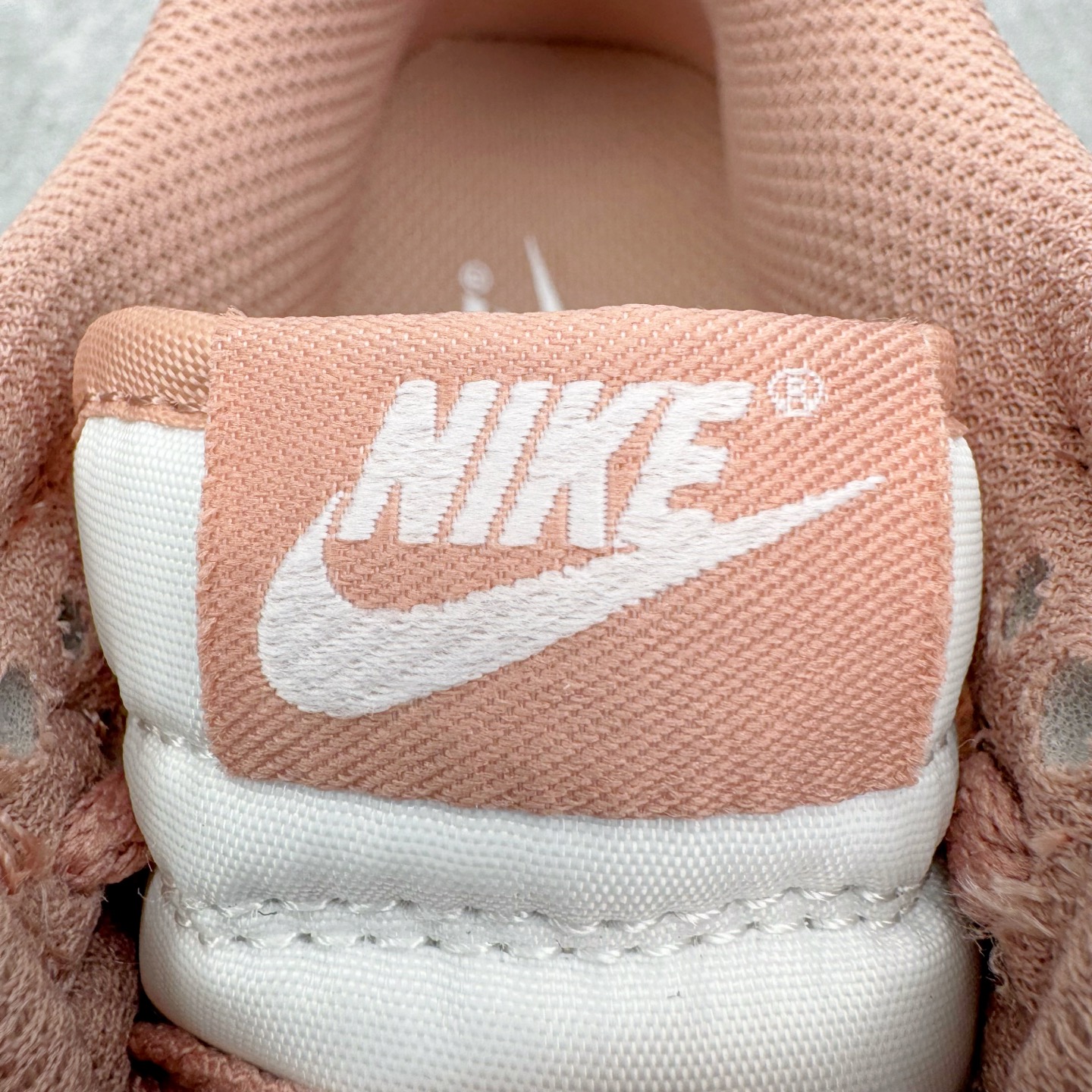 图片[16]-＃YC纯原 NK Dunk Low 白粉 IB4417-102 实力大厂出品 新配色陆续开发 利润个位数只为口碑 全套原纸板楦头开发 确保原汁原味 完美呈现DUNK版型 一比一鞋头弧度高度鞋身弧度 此版本只针对中端市场 皮料材质有所更替 其他数据细节工艺流程均保持一致 绝不口嗨 细节品控鞋型随意对比 独家私模官方第六代原厂航空铝磨具打磨大底 鞋头坡度极致还原 无解鞋型 原盒原配 圈内天花板工艺 原厂玻璃冲刀 超高清洁度 全鞋零毛边皮料切割 原厂中底布点胶 中底布拉帮走线遵循公司 尺码：36 36.5 37.5 38 38.5 39 40 40.5 41 42 42.5 43 44 44.5 45 46-选品中心