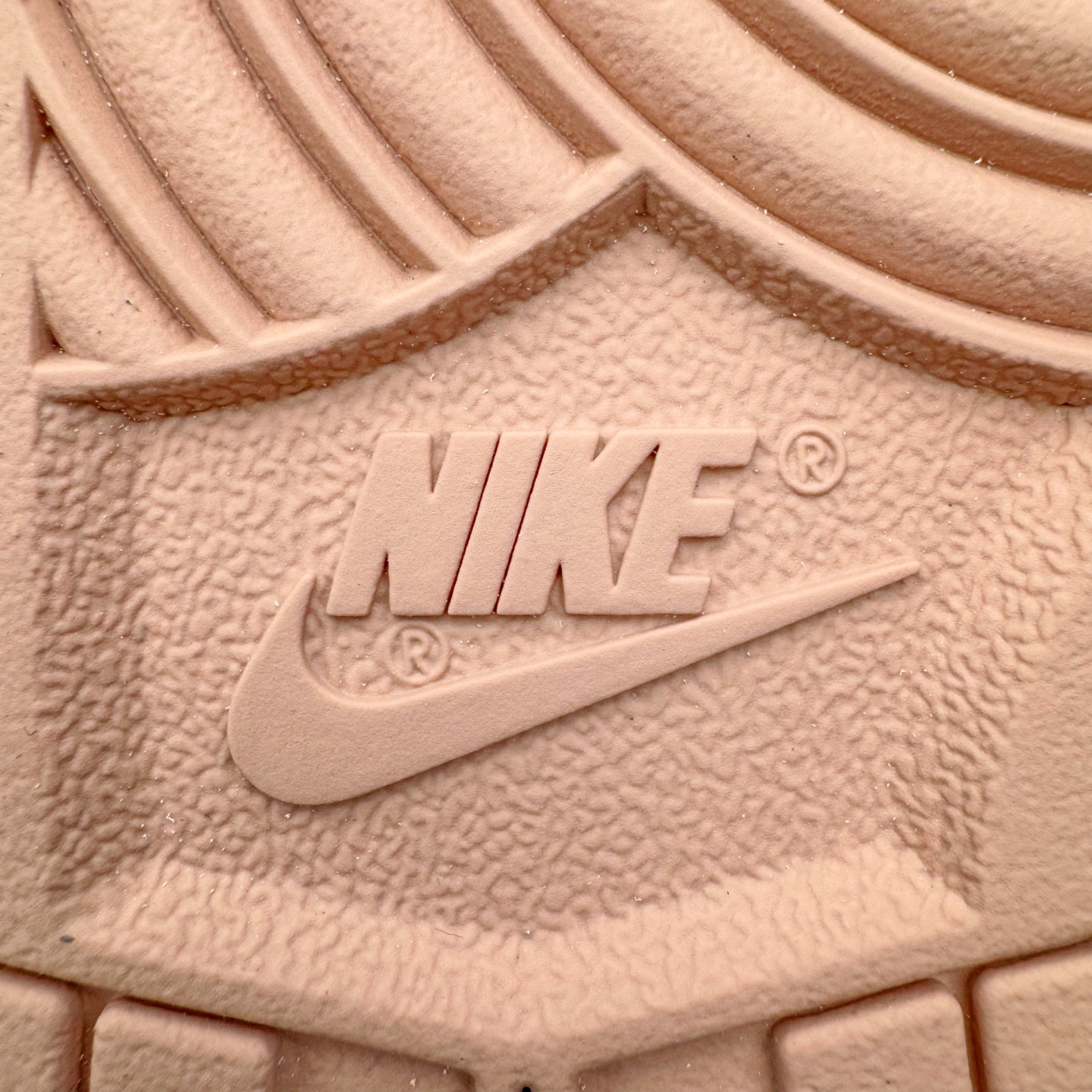 图片[10]-＃YC纯原 NK Dunk Low 白粉 IB4417-102 实力大厂出品 新配色陆续开发 利润个位数只为口碑 全套原纸板楦头开发 确保原汁原味 完美呈现DUNK版型 一比一鞋头弧度高度鞋身弧度 此版本只针对中端市场 皮料材质有所更替 其他数据细节工艺流程均保持一致 绝不口嗨 细节品控鞋型随意对比 独家私模官方第六代原厂航空铝磨具打磨大底 鞋头坡度极致还原 无解鞋型 原盒原配 圈内天花板工艺 原厂玻璃冲刀 超高清洁度 全鞋零毛边皮料切割 原厂中底布点胶 中底布拉帮走线遵循公司 尺码：36 36.5 37.5 38 38.5 39 40 40.5 41 42 42.5 43 44 44.5 45 46-选品中心