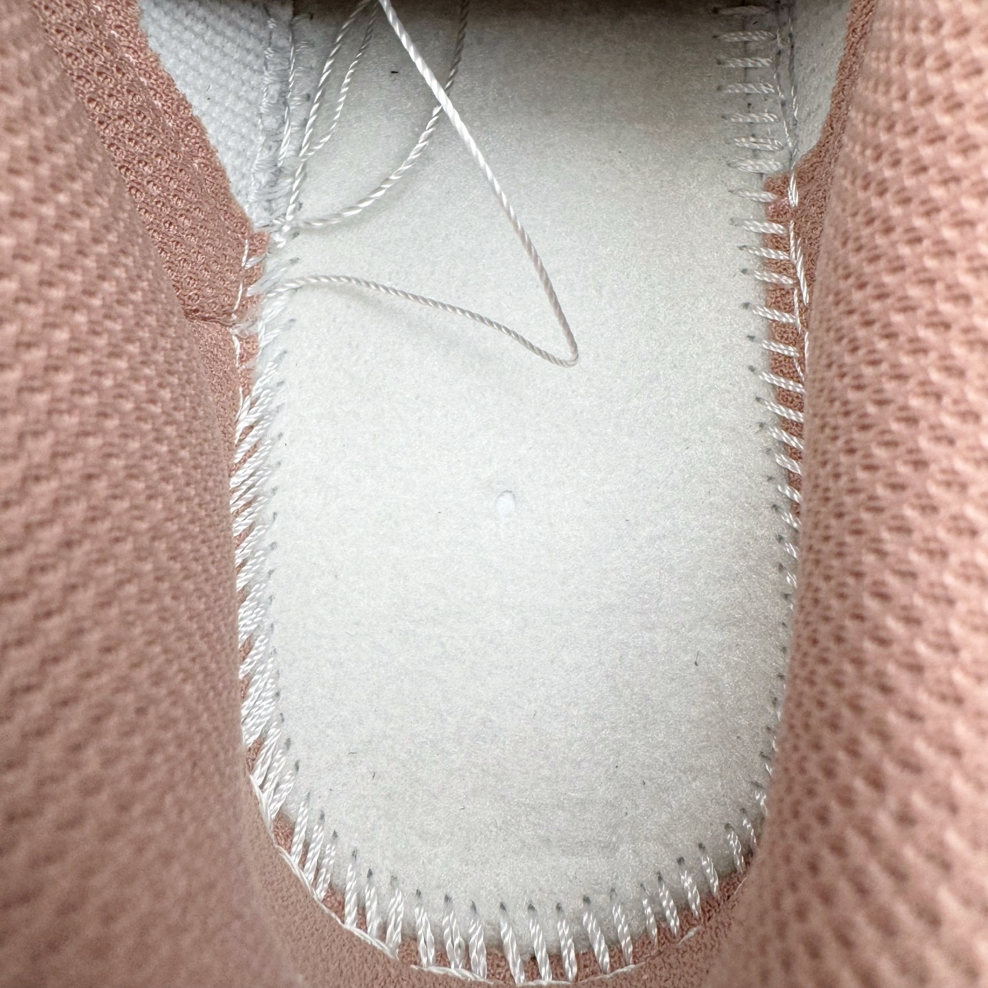 图片[18]-＃YC纯原 NK Dunk Low 白粉 IB4417-102 实力大厂出品 新配色陆续开发 利润个位数只为口碑 全套原纸板楦头开发 确保原汁原味 完美呈现DUNK版型 一比一鞋头弧度高度鞋身弧度 此版本只针对中端市场 皮料材质有所更替 其他数据细节工艺流程均保持一致 绝不口嗨 细节品控鞋型随意对比 独家私模官方第六代原厂航空铝磨具打磨大底 鞋头坡度极致还原 无解鞋型 原盒原配 圈内天花板工艺 原厂玻璃冲刀 超高清洁度 全鞋零毛边皮料切割 原厂中底布点胶 中底布拉帮走线遵循公司 尺码：36 36.5 37.5 38 38.5 39 40 40.5 41 42 42.5 43 44 44.5 45 46-选品中心