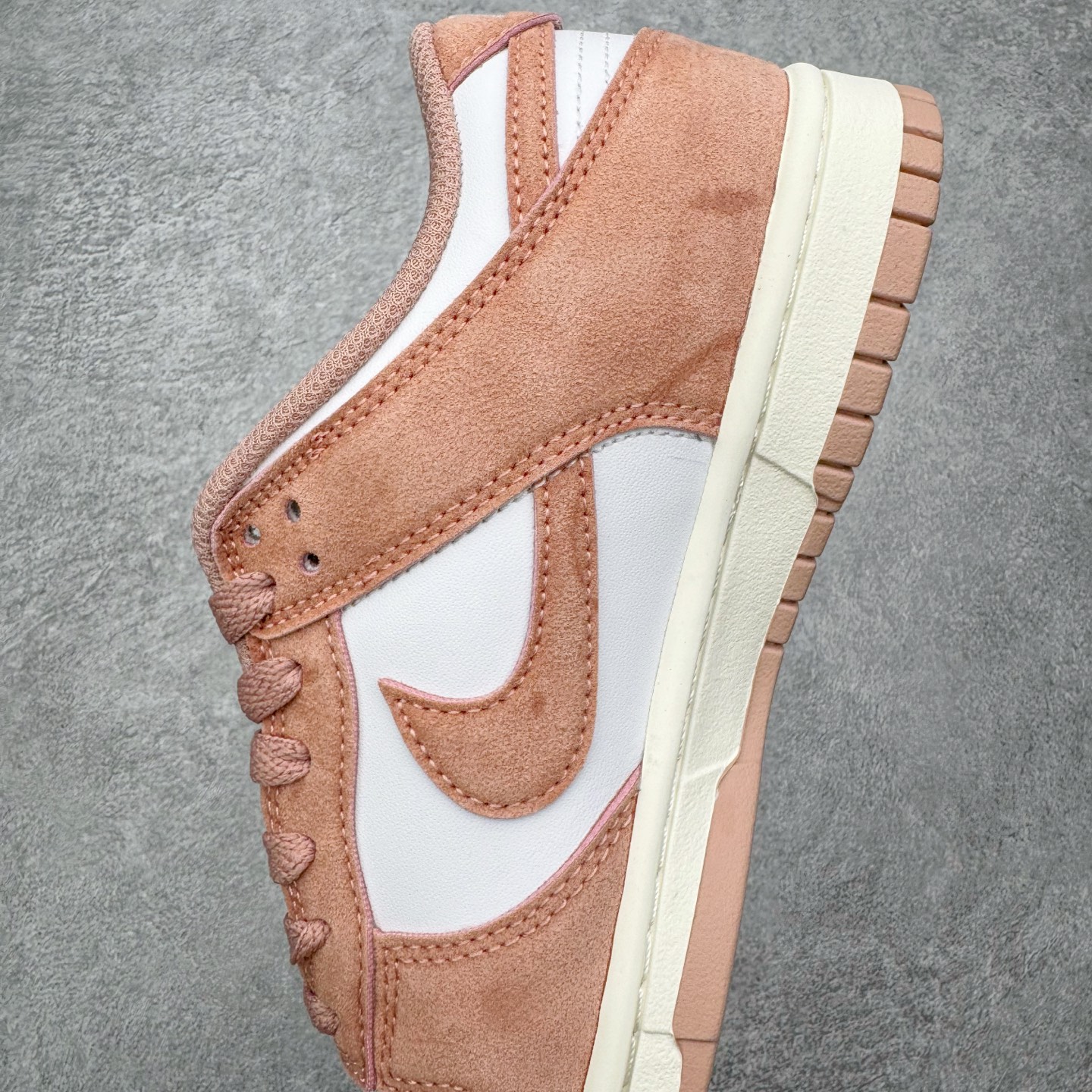 图片[7]-＃YC纯原 NK Dunk Low 白粉 IB4417-102 实力大厂出品 新配色陆续开发 利润个位数只为口碑 全套原纸板楦头开发 确保原汁原味 完美呈现DUNK版型 一比一鞋头弧度高度鞋身弧度 此版本只针对中端市场 皮料材质有所更替 其他数据细节工艺流程均保持一致 绝不口嗨 细节品控鞋型随意对比 独家私模官方第六代原厂航空铝磨具打磨大底 鞋头坡度极致还原 无解鞋型 原盒原配 圈内天花板工艺 原厂玻璃冲刀 超高清洁度 全鞋零毛边皮料切割 原厂中底布点胶 中底布拉帮走线遵循公司 尺码：36 36.5 37.5 38 38.5 39 40 40.5 41 42 42.5 43 44 44.5 45 46-选品中心