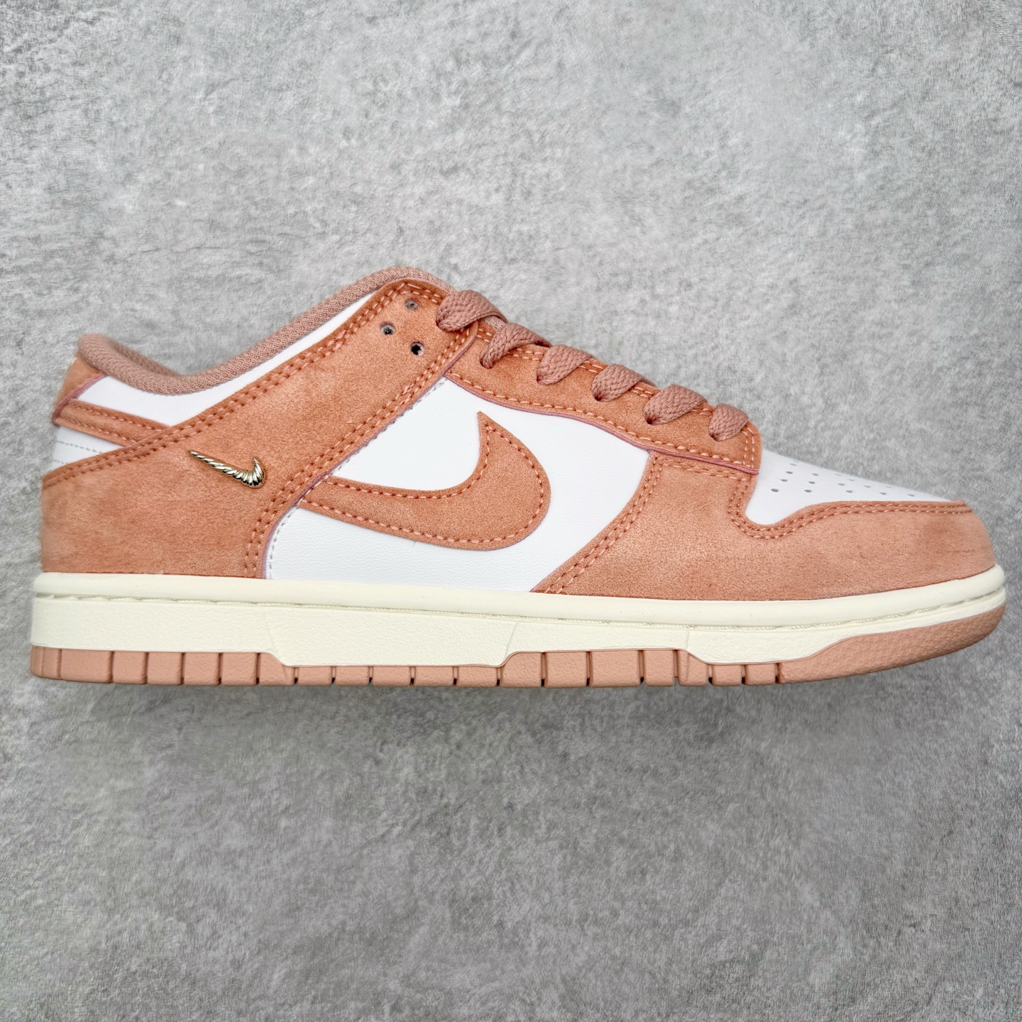 ＃YC纯原 NK Dunk Low 白粉 IB4417-102 实力大厂出品 新配色陆续开发 利润个位数只为口碑 全套原纸板楦头开发 确保原汁原味 完美呈现DUNK版型 一比一鞋头弧度高度鞋身弧度 此版本只针对中端市场 皮料材质有所更替 其他数据细节工艺流程均保持一致 绝不口嗨 细节品控鞋型随意对比 独家私模官方第六代原厂航空铝磨具打磨大底 鞋头坡度极致还原 无解鞋型 原盒原配 圈内天花板工艺 原厂玻璃冲刀 超高清洁度 全鞋零毛边皮料切割 原厂中底布点胶 中底布拉帮走线遵循公司 尺码：36 36.5 37.5 38 38.5 39 40 40.5 41 42 42.5 43 44 44.5 45 46-选品中心