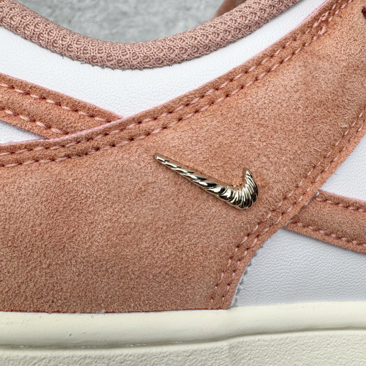 图片[15]-＃YC纯原 NK Dunk Low 白粉 IB4417-102 实力大厂出品 新配色陆续开发 利润个位数只为口碑 全套原纸板楦头开发 确保原汁原味 完美呈现DUNK版型 一比一鞋头弧度高度鞋身弧度 此版本只针对中端市场 皮料材质有所更替 其他数据细节工艺流程均保持一致 绝不口嗨 细节品控鞋型随意对比 独家私模官方第六代原厂航空铝磨具打磨大底 鞋头坡度极致还原 无解鞋型 原盒原配 圈内天花板工艺 原厂玻璃冲刀 超高清洁度 全鞋零毛边皮料切割 原厂中底布点胶 中底布拉帮走线遵循公司 尺码：36 36.5 37.5 38 38.5 39 40 40.5 41 42 42.5 43 44 44.5 45 46-选品中心