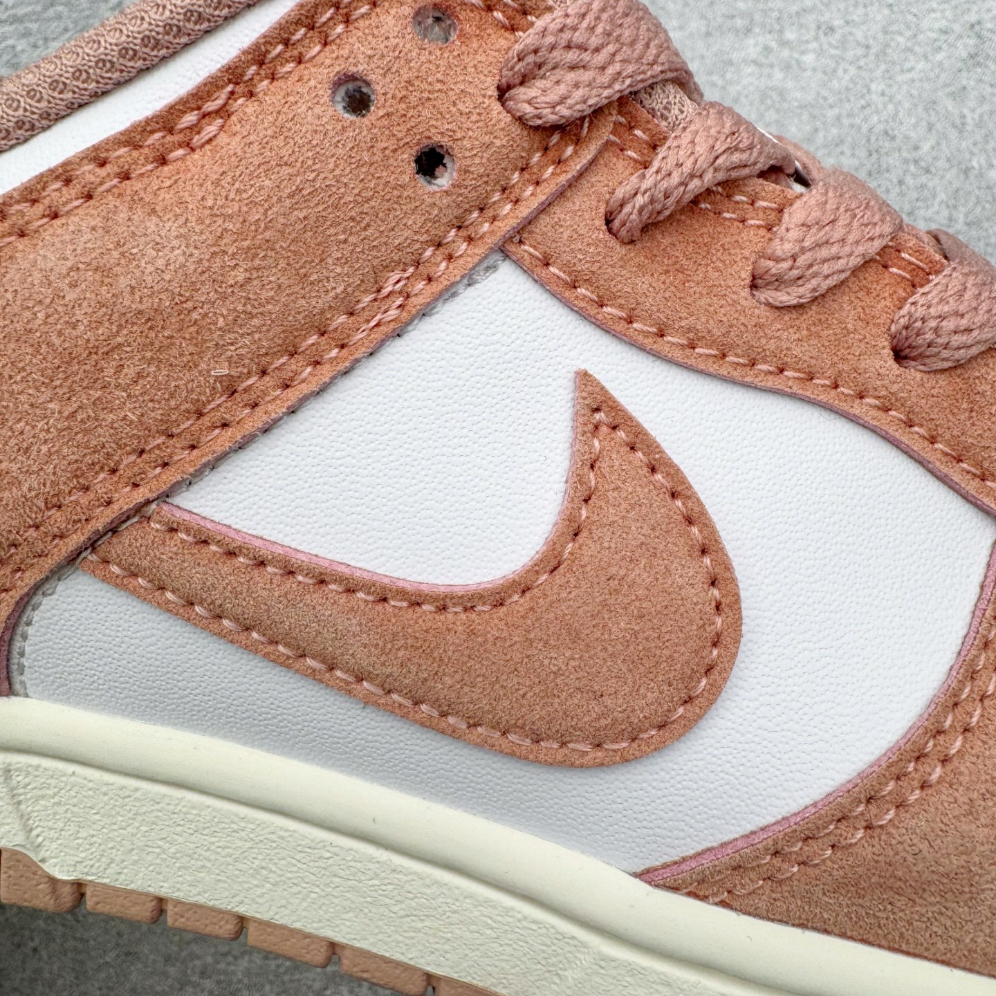 图片[11]-＃YC纯原 NK Dunk Low 白粉 IB4417-102 实力大厂出品 新配色陆续开发 利润个位数只为口碑 全套原纸板楦头开发 确保原汁原味 完美呈现DUNK版型 一比一鞋头弧度高度鞋身弧度 此版本只针对中端市场 皮料材质有所更替 其他数据细节工艺流程均保持一致 绝不口嗨 细节品控鞋型随意对比 独家私模官方第六代原厂航空铝磨具打磨大底 鞋头坡度极致还原 无解鞋型 原盒原配 圈内天花板工艺 原厂玻璃冲刀 超高清洁度 全鞋零毛边皮料切割 原厂中底布点胶 中底布拉帮走线遵循公司 尺码：36 36.5 37.5 38 38.5 39 40 40.5 41 42 42.5 43 44 44.5 45 46-选品中心