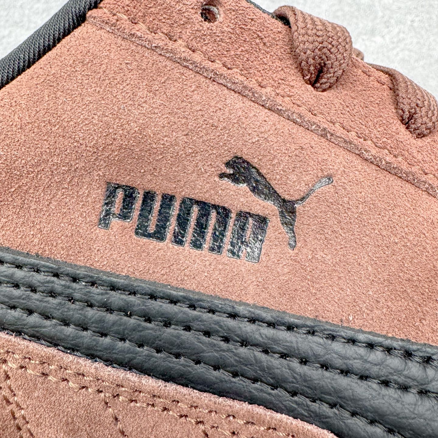 图片[11]-＃CS纯原 PUMA Speedca OG 彪马极速赛车系列低帮德训风拼接复古百搭休闲运动赛车鞋 鞋款从80、90年代赛车手所穿的防火赛车鞋为原型，鞋身线条模仿了赛车的流线廓形，体现了空气动力学原理的结构。简约流畅的外观，恰好又和贯穿其中的Formstrip Logo融合恰到好处，视觉上细节丰富且协调。本次Speedcat OG鞋款归来，最大看点自然式保留了窄版鞋型以及薄底构造。这两年各品牌鞋底越做越厚，Speedcat反其道而行之，上脚几乎无鞋底的效果带来耳目一新的视觉体验。鞋面依旧是以质感细腻的麂皮材质打造，并且大面积近乎全包裹的使用，复古味道也愈发浓烈。配色上更是将最原始的黑色和红色带回，向F1赛车队的标志性队服致敬。相信让各位一眼种草的更多是出挑的大红色，上脚即可瞬间点亮整体造型，在以球鞋为核心的OOTD中脱颖而出。而另一款黑色则是低调的万金油，彰显新潮个性的同时又不喧宾夺主，也是热爱简约系穿搭朋友的首选。 尺码：35.5 36 37 37.5 38 38.5 39 40 40.5 41 42 42.5 43 44 44.5 45-选品中心