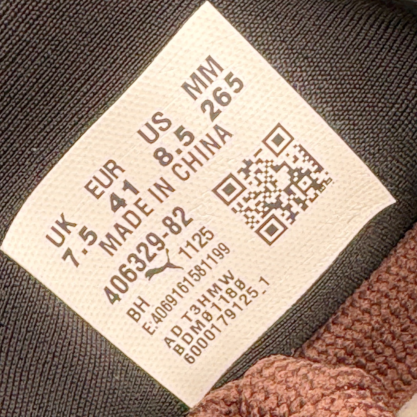 图片[17]-＃CS纯原 PUMA Speedca OG 彪马极速赛车系列低帮德训风拼接复古百搭休闲运动赛车鞋 鞋款从80、90年代赛车手所穿的防火赛车鞋为原型，鞋身线条模仿了赛车的流线廓形，体现了空气动力学原理的结构。简约流畅的外观，恰好又和贯穿其中的Formstrip Logo融合恰到好处，视觉上细节丰富且协调。本次Speedcat OG鞋款归来，最大看点自然式保留了窄版鞋型以及薄底构造。这两年各品牌鞋底越做越厚，Speedcat反其道而行之，上脚几乎无鞋底的效果带来耳目一新的视觉体验。鞋面依旧是以质感细腻的麂皮材质打造，并且大面积近乎全包裹的使用，复古味道也愈发浓烈。配色上更是将最原始的黑色和红色带回，向F1赛车队的标志性队服致敬。相信让各位一眼种草的更多是出挑的大红色，上脚即可瞬间点亮整体造型，在以球鞋为核心的OOTD中脱颖而出。而另一款黑色则是低调的万金油，彰显新潮个性的同时又不喧宾夺主，也是热爱简约系穿搭朋友的首选。 尺码：35.5 36 37 37.5 38 38.5 39 40 40.5 41 42 42.5 43 44 44.5 45-选品中心