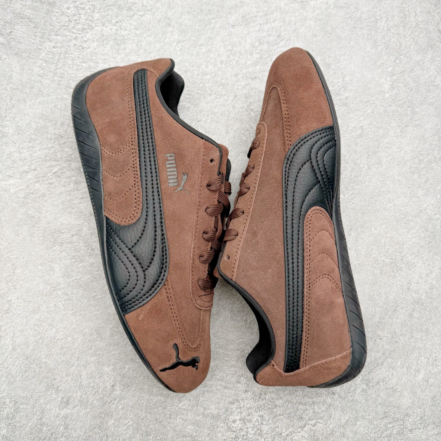 图片[3]-＃CS纯原 PUMA Speedca OG 彪马极速赛车系列低帮德训风拼接复古百搭休闲运动赛车鞋 鞋款从80、90年代赛车手所穿的防火赛车鞋为原型，鞋身线条模仿了赛车的流线廓形，体现了空气动力学原理的结构。简约流畅的外观，恰好又和贯穿其中的Formstrip Logo融合恰到好处，视觉上细节丰富且协调。本次Speedcat OG鞋款归来，最大看点自然式保留了窄版鞋型以及薄底构造。这两年各品牌鞋底越做越厚，Speedcat反其道而行之，上脚几乎无鞋底的效果带来耳目一新的视觉体验。鞋面依旧是以质感细腻的麂皮材质打造，并且大面积近乎全包裹的使用，复古味道也愈发浓烈。配色上更是将最原始的黑色和红色带回，向F1赛车队的标志性队服致敬。相信让各位一眼种草的更多是出挑的大红色，上脚即可瞬间点亮整体造型，在以球鞋为核心的OOTD中脱颖而出。而另一款黑色则是低调的万金油，彰显新潮个性的同时又不喧宾夺主，也是热爱简约系穿搭朋友的首选。 尺码：35.5 36 37 37.5 38 38.5 39 40 40.5 41 42 42.5 43 44 44.5 45-选品中心