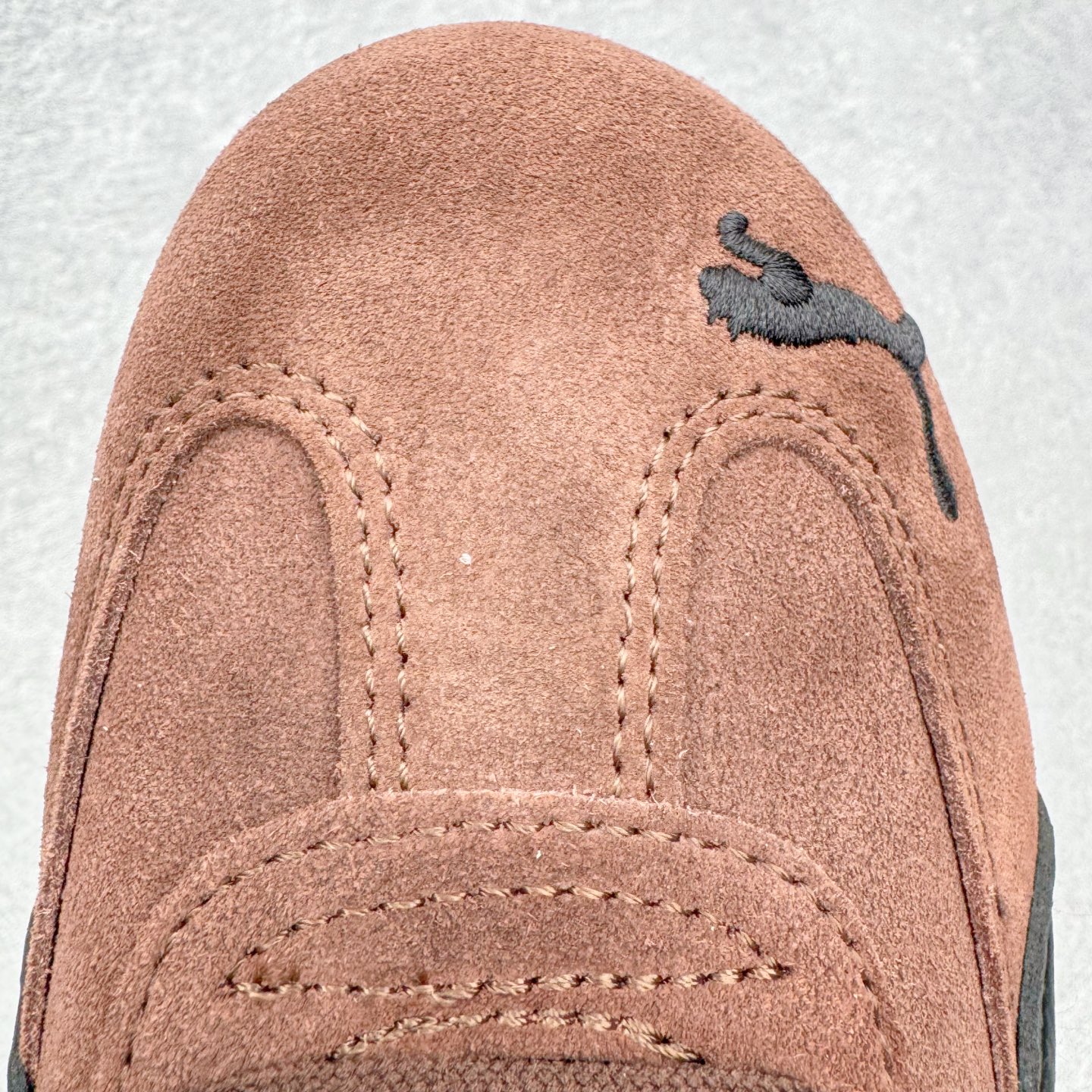 图片[15]-＃CS纯原 PUMA Speedca OG 彪马极速赛车系列低帮德训风拼接复古百搭休闲运动赛车鞋 鞋款从80、90年代赛车手所穿的防火赛车鞋为原型，鞋身线条模仿了赛车的流线廓形，体现了空气动力学原理的结构。简约流畅的外观，恰好又和贯穿其中的Formstrip Logo融合恰到好处，视觉上细节丰富且协调。本次Speedcat OG鞋款归来，最大看点自然式保留了窄版鞋型以及薄底构造。这两年各品牌鞋底越做越厚，Speedcat反其道而行之，上脚几乎无鞋底的效果带来耳目一新的视觉体验。鞋面依旧是以质感细腻的麂皮材质打造，并且大面积近乎全包裹的使用，复古味道也愈发浓烈。配色上更是将最原始的黑色和红色带回，向F1赛车队的标志性队服致敬。相信让各位一眼种草的更多是出挑的大红色，上脚即可瞬间点亮整体造型，在以球鞋为核心的OOTD中脱颖而出。而另一款黑色则是低调的万金油，彰显新潮个性的同时又不喧宾夺主，也是热爱简约系穿搭朋友的首选。 尺码：35.5 36 37 37.5 38 38.5 39 40 40.5 41 42 42.5 43 44 44.5 45-选品中心