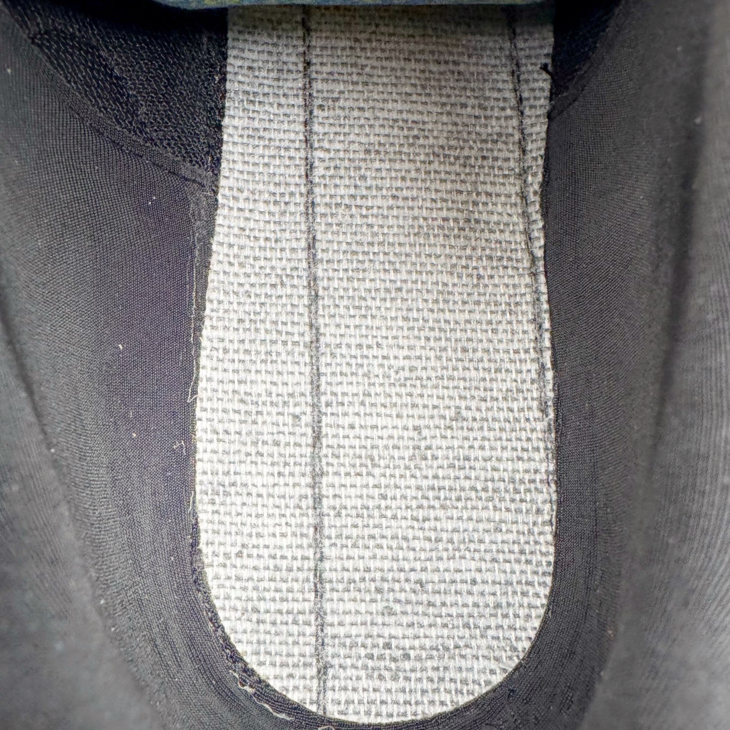 图片[19]-＃CS纯原 PUMA Speedca OG 彪马极速赛车系列低帮德训风拼接复古百搭休闲运动赛车鞋 鞋款从80、90年代赛车手所穿的防火赛车鞋为原型，鞋身线条模仿了赛车的流线廓形，体现了空气动力学原理的结构。简约流畅的外观，恰好又和贯穿其中的Formstrip Logo融合恰到好处，视觉上细节丰富且协调。本次Speedcat OG鞋款归来，最大看点自然式保留了窄版鞋型以及薄底构造。这两年各品牌鞋底越做越厚，Speedcat反其道而行之，上脚几乎无鞋底的效果带来耳目一新的视觉体验。鞋面依旧是以质感细腻的麂皮材质打造，并且大面积近乎全包裹的使用，复古味道也愈发浓烈。配色上更是将最原始的黑色和红色带回，向F1赛车队的标志性队服致敬。相信让各位一眼种草的更多是出挑的大红色，上脚即可瞬间点亮整体造型，在以球鞋为核心的OOTD中脱颖而出。而另一款黑色则是低调的万金油，彰显新潮个性的同时又不喧宾夺主，也是热爱简约系穿搭朋友的首选。 尺码：35.5 36 37 37.5 38 38.5 39 40 40.5 41 42 42.5 43 44 44.5 45-选品中心