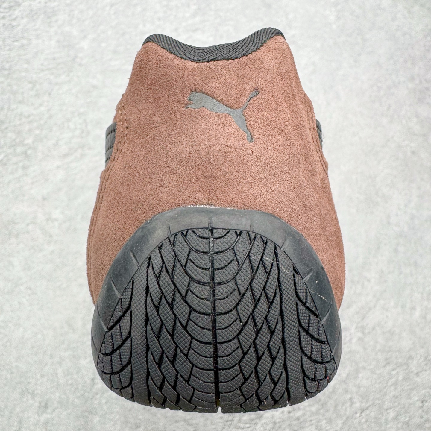 图片[8]-＃CS纯原 PUMA Speedca OG 彪马极速赛车系列低帮德训风拼接复古百搭休闲运动赛车鞋 鞋款从80、90年代赛车手所穿的防火赛车鞋为原型，鞋身线条模仿了赛车的流线廓形，体现了空气动力学原理的结构。简约流畅的外观，恰好又和贯穿其中的Formstrip Logo融合恰到好处，视觉上细节丰富且协调。本次Speedcat OG鞋款归来，最大看点自然式保留了窄版鞋型以及薄底构造。这两年各品牌鞋底越做越厚，Speedcat反其道而行之，上脚几乎无鞋底的效果带来耳目一新的视觉体验。鞋面依旧是以质感细腻的麂皮材质打造，并且大面积近乎全包裹的使用，复古味道也愈发浓烈。配色上更是将最原始的黑色和红色带回，向F1赛车队的标志性队服致敬。相信让各位一眼种草的更多是出挑的大红色，上脚即可瞬间点亮整体造型，在以球鞋为核心的OOTD中脱颖而出。而另一款黑色则是低调的万金油，彰显新潮个性的同时又不喧宾夺主，也是热爱简约系穿搭朋友的首选。 尺码：35.5 36 37 37.5 38 38.5 39 40 40.5 41 42 42.5 43 44 44.5 45-选品中心