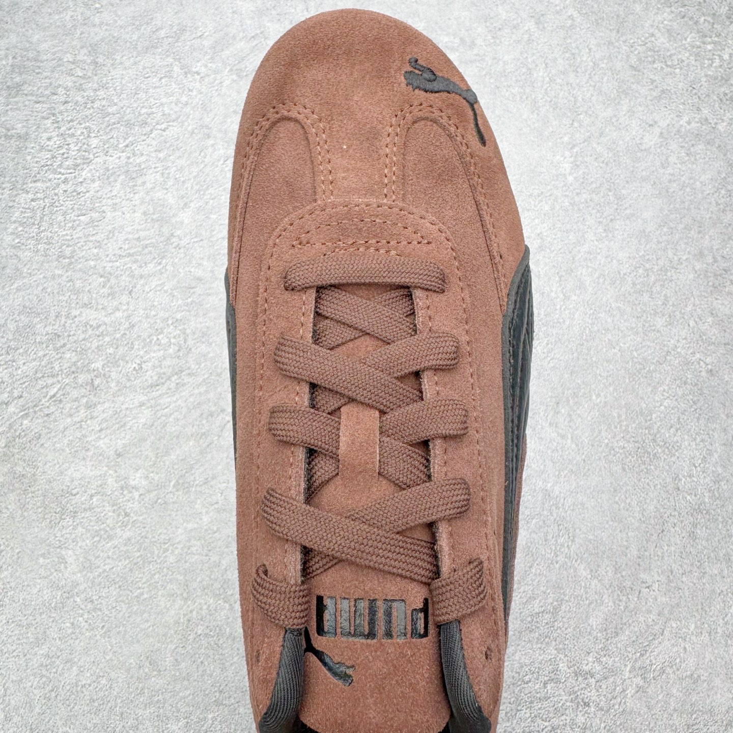 图片[4]-＃CS纯原 PUMA Speedca OG 彪马极速赛车系列低帮德训风拼接复古百搭休闲运动赛车鞋 鞋款从80、90年代赛车手所穿的防火赛车鞋为原型，鞋身线条模仿了赛车的流线廓形，体现了空气动力学原理的结构。简约流畅的外观，恰好又和贯穿其中的Formstrip Logo融合恰到好处，视觉上细节丰富且协调。本次Speedcat OG鞋款归来，最大看点自然式保留了窄版鞋型以及薄底构造。这两年各品牌鞋底越做越厚，Speedcat反其道而行之，上脚几乎无鞋底的效果带来耳目一新的视觉体验。鞋面依旧是以质感细腻的麂皮材质打造，并且大面积近乎全包裹的使用，复古味道也愈发浓烈。配色上更是将最原始的黑色和红色带回，向F1赛车队的标志性队服致敬。相信让各位一眼种草的更多是出挑的大红色，上脚即可瞬间点亮整体造型，在以球鞋为核心的OOTD中脱颖而出。而另一款黑色则是低调的万金油，彰显新潮个性的同时又不喧宾夺主，也是热爱简约系穿搭朋友的首选。 尺码：35.5 36 37 37.5 38 38.5 39 40 40.5 41 42 42.5 43 44 44.5 45-选品中心