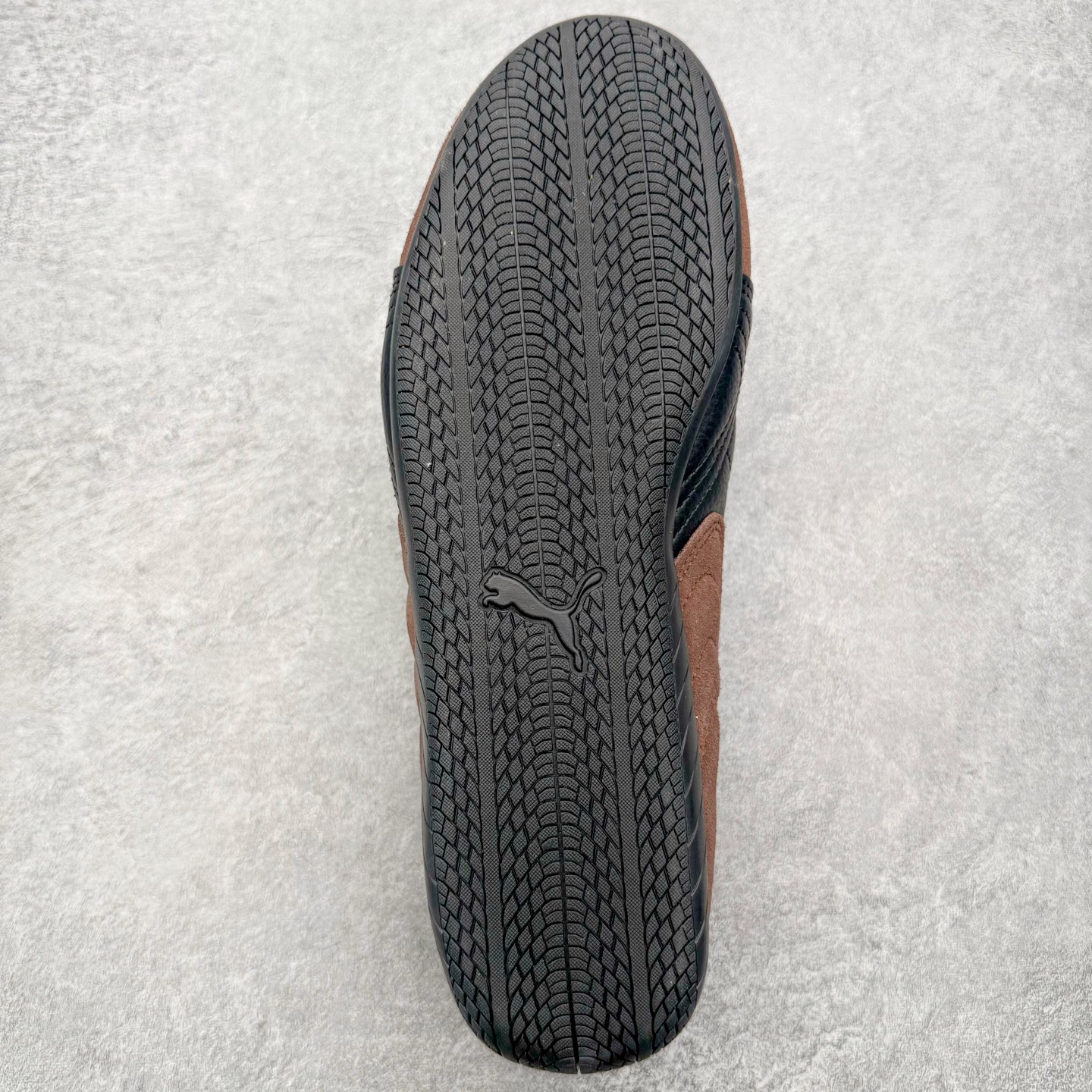 图片[9]-＃CS纯原 PUMA Speedca OG 彪马极速赛车系列低帮德训风拼接复古百搭休闲运动赛车鞋 鞋款从80、90年代赛车手所穿的防火赛车鞋为原型，鞋身线条模仿了赛车的流线廓形，体现了空气动力学原理的结构。简约流畅的外观，恰好又和贯穿其中的Formstrip Logo融合恰到好处，视觉上细节丰富且协调。本次Speedcat OG鞋款归来，最大看点自然式保留了窄版鞋型以及薄底构造。这两年各品牌鞋底越做越厚，Speedcat反其道而行之，上脚几乎无鞋底的效果带来耳目一新的视觉体验。鞋面依旧是以质感细腻的麂皮材质打造，并且大面积近乎全包裹的使用，复古味道也愈发浓烈。配色上更是将最原始的黑色和红色带回，向F1赛车队的标志性队服致敬。相信让各位一眼种草的更多是出挑的大红色，上脚即可瞬间点亮整体造型，在以球鞋为核心的OOTD中脱颖而出。而另一款黑色则是低调的万金油，彰显新潮个性的同时又不喧宾夺主，也是热爱简约系穿搭朋友的首选。 尺码：35.5 36 37 37.5 38 38.5 39 40 40.5 41 42 42.5 43 44 44.5 45-选品中心