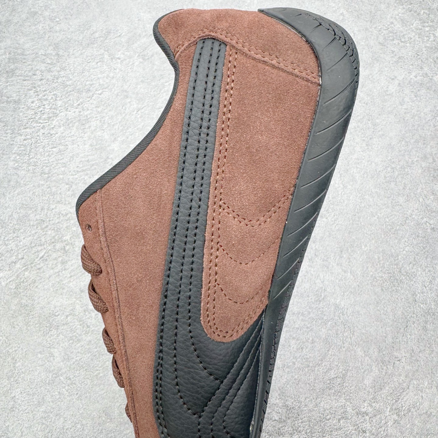 图片[7]-＃CS纯原 PUMA Speedca OG 彪马极速赛车系列低帮德训风拼接复古百搭休闲运动赛车鞋 鞋款从80、90年代赛车手所穿的防火赛车鞋为原型，鞋身线条模仿了赛车的流线廓形，体现了空气动力学原理的结构。简约流畅的外观，恰好又和贯穿其中的Formstrip Logo融合恰到好处，视觉上细节丰富且协调。本次Speedcat OG鞋款归来，最大看点自然式保留了窄版鞋型以及薄底构造。这两年各品牌鞋底越做越厚，Speedcat反其道而行之，上脚几乎无鞋底的效果带来耳目一新的视觉体验。鞋面依旧是以质感细腻的麂皮材质打造，并且大面积近乎全包裹的使用，复古味道也愈发浓烈。配色上更是将最原始的黑色和红色带回，向F1赛车队的标志性队服致敬。相信让各位一眼种草的更多是出挑的大红色，上脚即可瞬间点亮整体造型，在以球鞋为核心的OOTD中脱颖而出。而另一款黑色则是低调的万金油，彰显新潮个性的同时又不喧宾夺主，也是热爱简约系穿搭朋友的首选。 尺码：35.5 36 37 37.5 38 38.5 39 40 40.5 41 42 42.5 43 44 44.5 45-选品中心