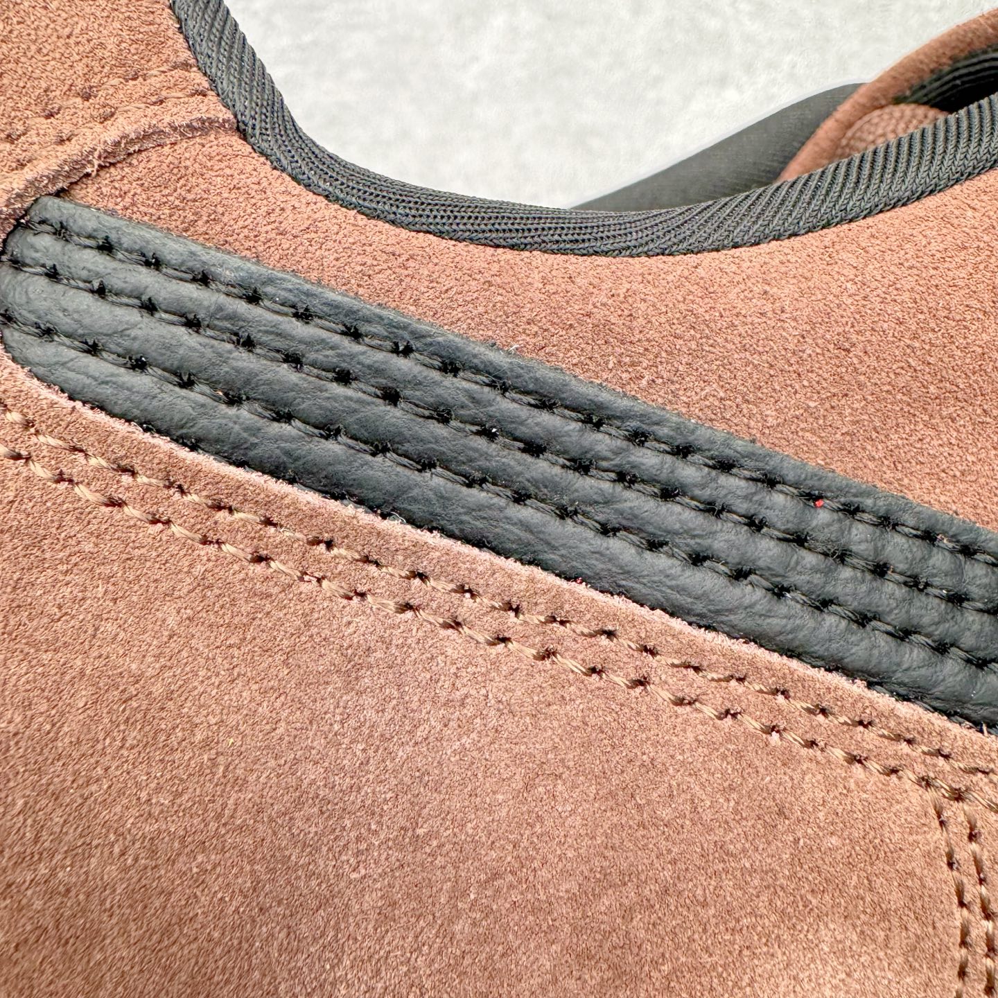 图片[13]-＃CS纯原 PUMA Speedca OG 彪马极速赛车系列低帮德训风拼接复古百搭休闲运动赛车鞋 鞋款从80、90年代赛车手所穿的防火赛车鞋为原型，鞋身线条模仿了赛车的流线廓形，体现了空气动力学原理的结构。简约流畅的外观，恰好又和贯穿其中的Formstrip Logo融合恰到好处，视觉上细节丰富且协调。本次Speedcat OG鞋款归来，最大看点自然式保留了窄版鞋型以及薄底构造。这两年各品牌鞋底越做越厚，Speedcat反其道而行之，上脚几乎无鞋底的效果带来耳目一新的视觉体验。鞋面依旧是以质感细腻的麂皮材质打造，并且大面积近乎全包裹的使用，复古味道也愈发浓烈。配色上更是将最原始的黑色和红色带回，向F1赛车队的标志性队服致敬。相信让各位一眼种草的更多是出挑的大红色，上脚即可瞬间点亮整体造型，在以球鞋为核心的OOTD中脱颖而出。而另一款黑色则是低调的万金油，彰显新潮个性的同时又不喧宾夺主，也是热爱简约系穿搭朋友的首选。 尺码：35.5 36 37 37.5 38 38.5 39 40 40.5 41 42 42.5 43 44 44.5 45-选品中心